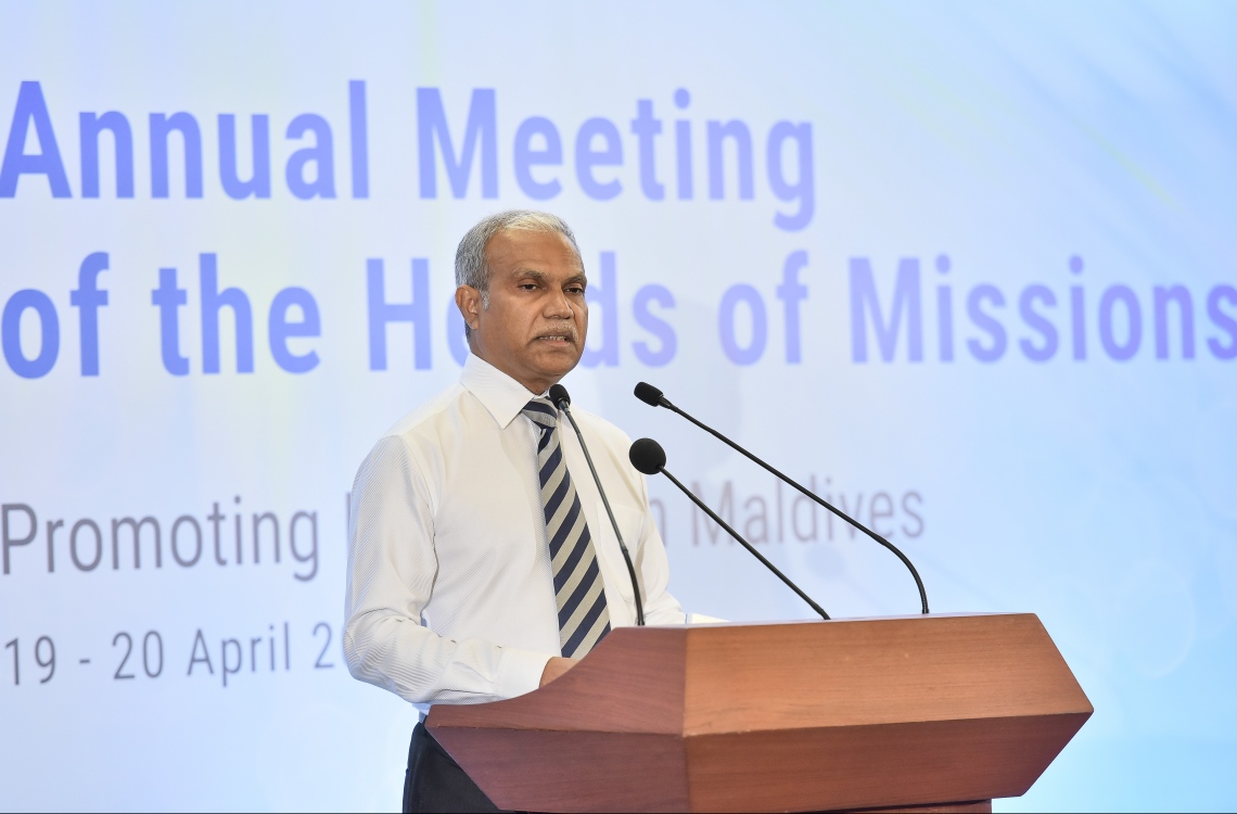 މާލެ: އޭޕްރީލް 19، 2017- ރާއްޖެ އިން ބޭރުގައި ތިއްބަވާ ދިވެހި ސަފީރުންގެ މަހާސިންތާ ފެށުމުގެ ރަސްމިއްޔާތުގައި ފޮރިން މިނިސްޓަރު ޑރ. އާސިމް ވާހަކަ ދައްކަވަނީ.---މިހާރު ފޮޓޯ: ނިޝާން އަލީ