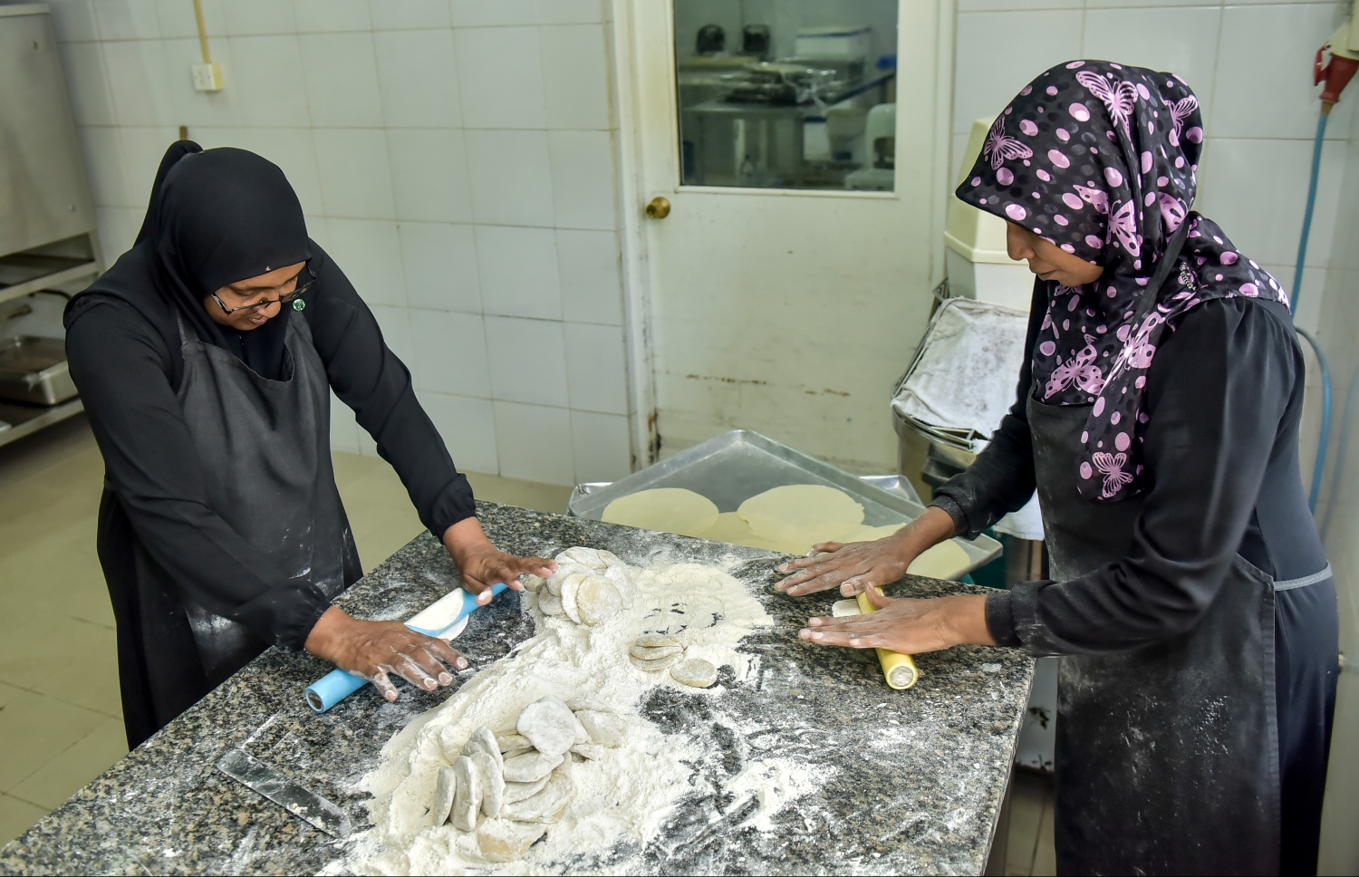 ސަން އައިލެންޑް ރިސޯޓުގެ ބަދިގެއެއްގައި ދިވެހި ދެ އަންހެނަކު ރޮށި ދަމަނީ: އެހެން ރިސޯޓަކުން ނުފެނިދާނެ މަންޒަރެއް -- ފޮޓޯ: ނިޝާން އަލީ/ މިހާރު