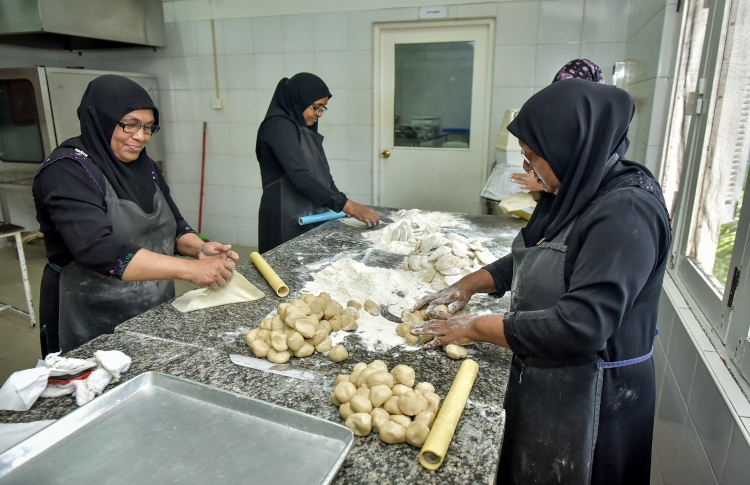 އެންމެ ބޮޑު ރިސޯޓާ ގުޅިފައިވާ އަންހެންވެރިން