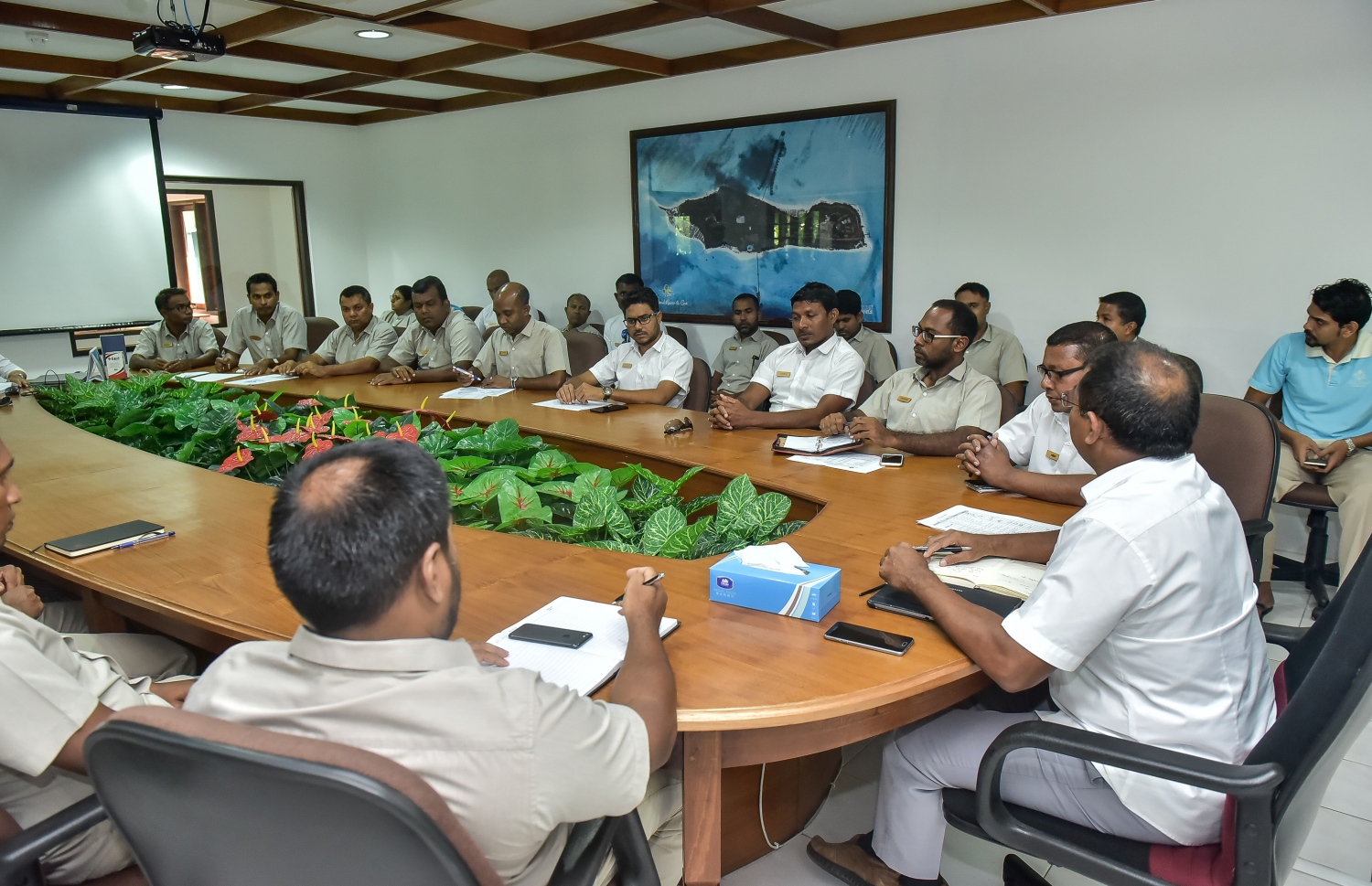 ސަން އައިލެންޑްގެ އެގްޒެކެޓިވް ޓީމްގެ ބްރީފިންއެއް މައުސް ޗެއާކޮށްދެއްވަނީ -- ފޮޓޯ: ނިޝާން އަލީ/ މިހާރު