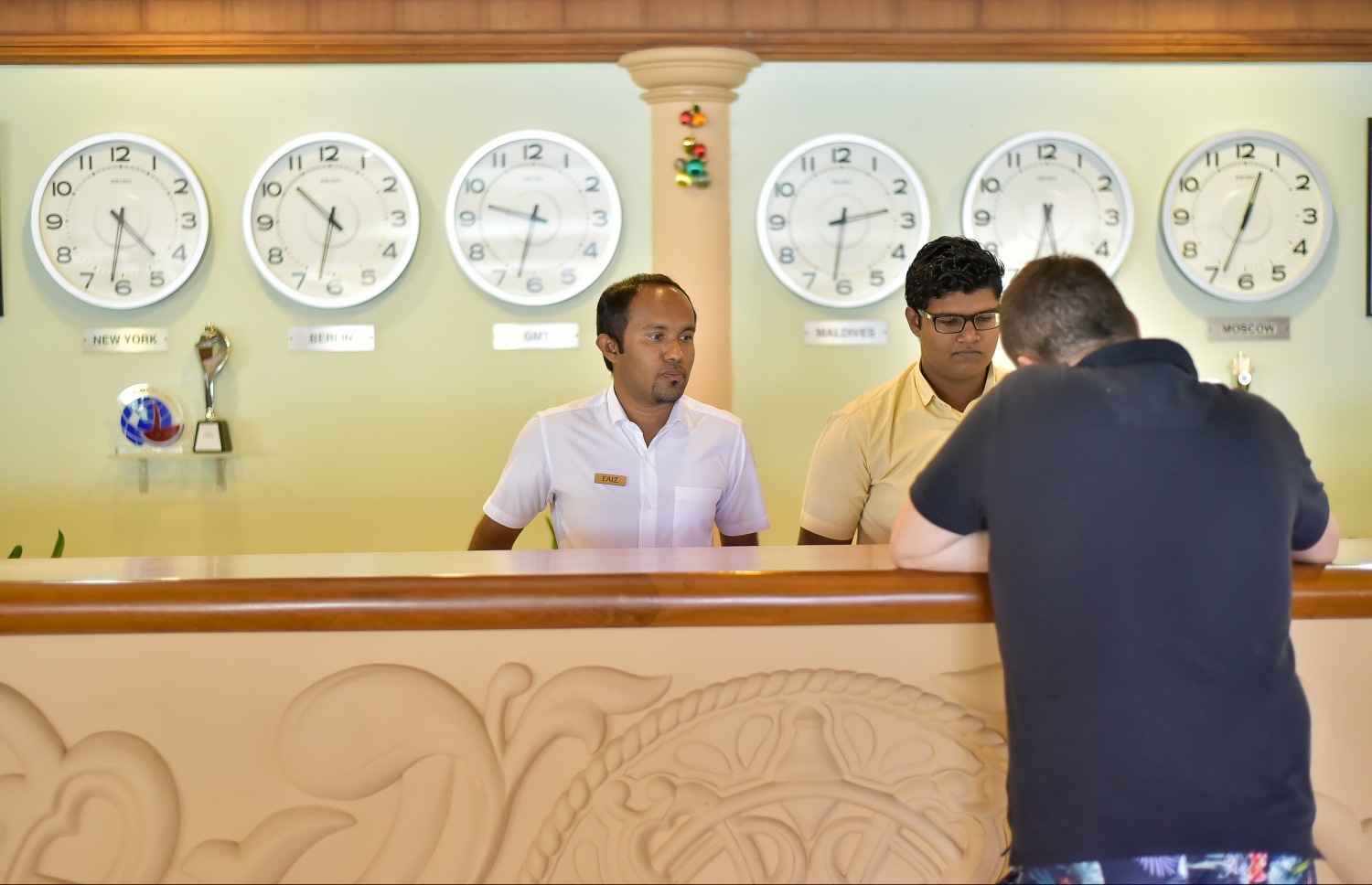 ސަން އައިލެންޑްގެ ފްރަންޓް ޑެސްކްގައި ގެސްޓް ސާވިސް އެގްޒެކްޓިވް އަބްދުﷲ ފާއިޒު އާއި ރިސެޕްޝަނިސްޓަކު ގެސްޓަކަށް ހިދުމަތް ދެއްވަނީ. ފޮޓޯ: ނިޝާން އަލީ /މިހާރު