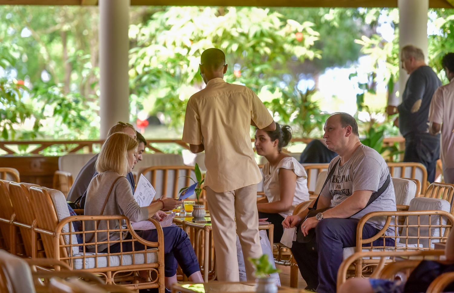 ސަން އައިލަންޑަށް އައި ގެސްޓުންތަކަށް ހިދުމަތް ދެނީ: މި ރަށުގައި 460 އަށް ވުރެ ގިނަ އެނދު ހުރޭ. ފޮޓޯ: ނިޝާން އަލީ /މިހާރު