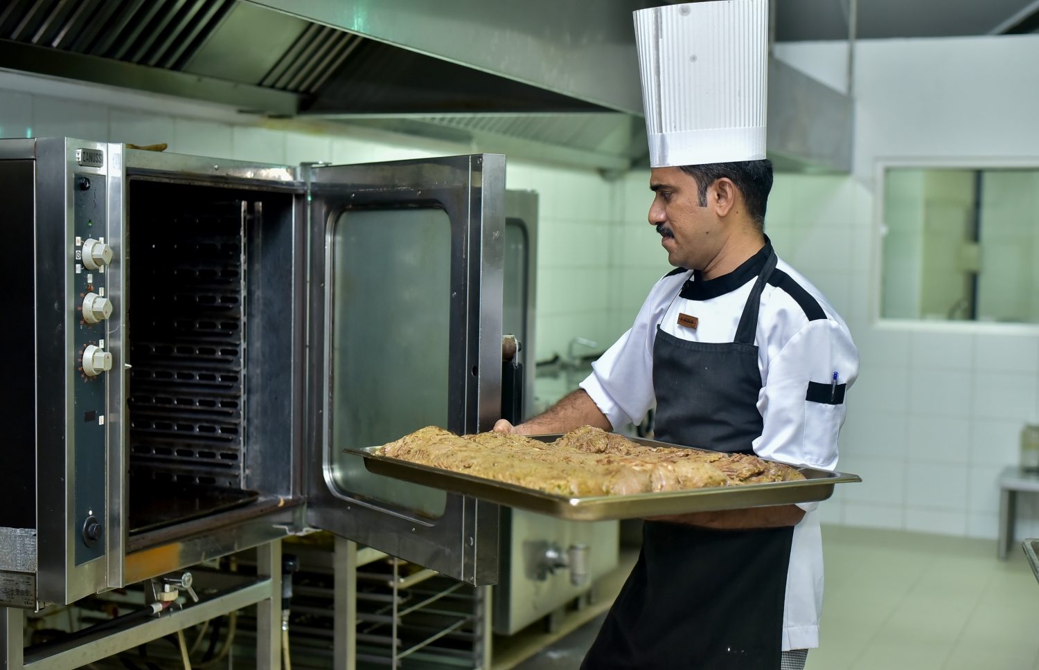 ސަން އައިލެންޑްގެ ބަދިގޭގައި ޝެފަކު ކާތަކެތި ތައްޔާރުކުރަނީ: މިތަނުގައި 1،000 މީހުންނަށް އެއްފަހަރާ ހިދުމަތް ދެވޭ ރެސްޓޯރަންޓެއް ހުރޭ. ފޮޓޯ: ނިޝާން އަލީ /މިހާރު