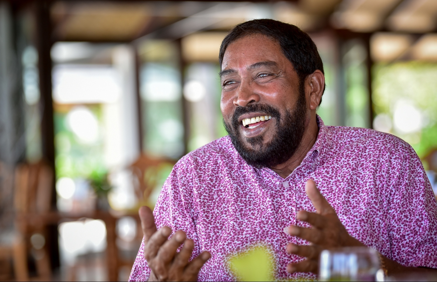 ގާސިމް ސަން އައިލެންޑް ރިސޯޓުގައި "މިހާރު"ގެ ނޫސްވެރިންނަށް އިންޓަވިއު ދެއްވަނީ -- ފޮޓޯ: ނިޝާން އަލީ/ މިހާރު