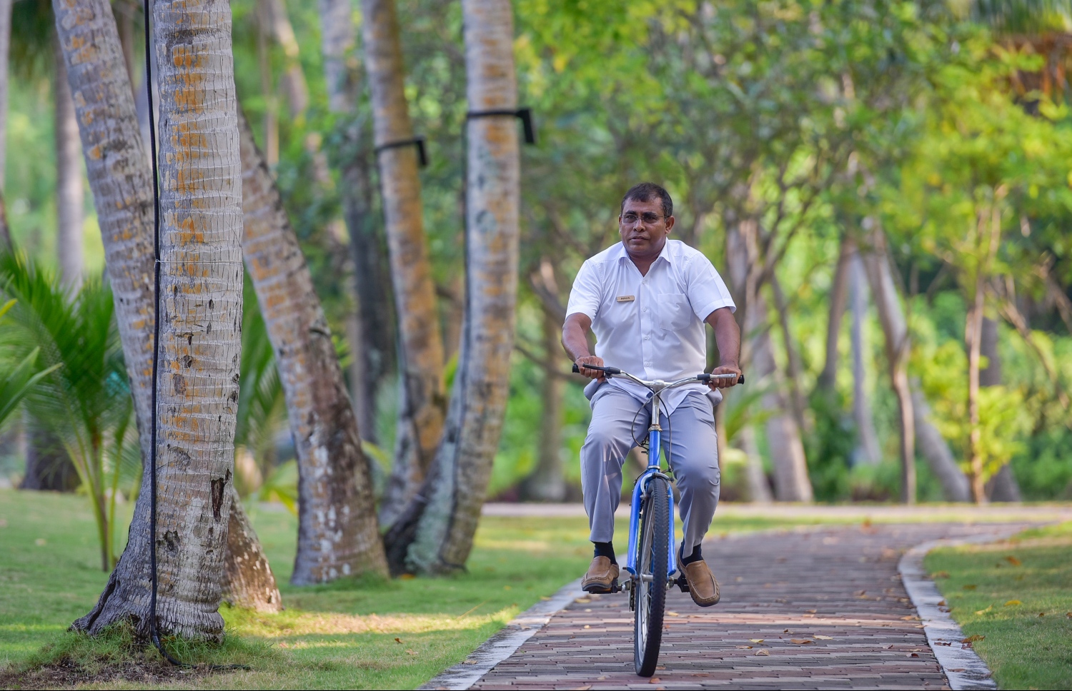 ހިތްފަސޭހަ ސަން އައިލެންޑްގެ މަގަކުން މައުސް ބައިސްކަލްގައި ވަޑައިގަންނަވަނީ -- ފޮޓޯ: ނިޝާން އަލީ/ މިހާރު