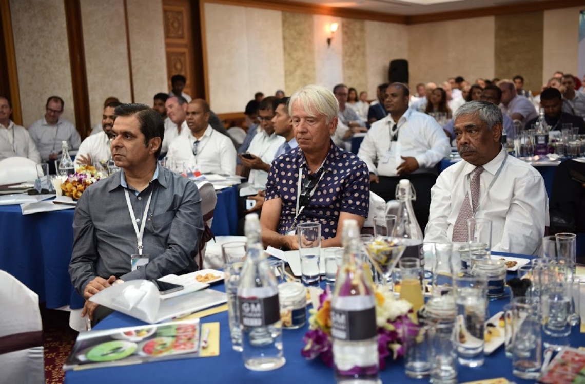 ހޮޓެލިއާ މޯލްޑިވްސް އިން އިންތިމާޒްކޮށްގެން ރިސޯޓްތަކުގެ އިސްވެރިންނަށް އަމާޒުކޮށްގެން ބާއްވާ ފޯރަމްގައި މަޝްހޫރު ވިޔަފާރިވެރިޔާ ޗަމްޕާ ހުސެއިން އަފީފް (ކ) ބައިވެރިވަނީ. ފޮޓޯ: ހޮޓެލިއާ