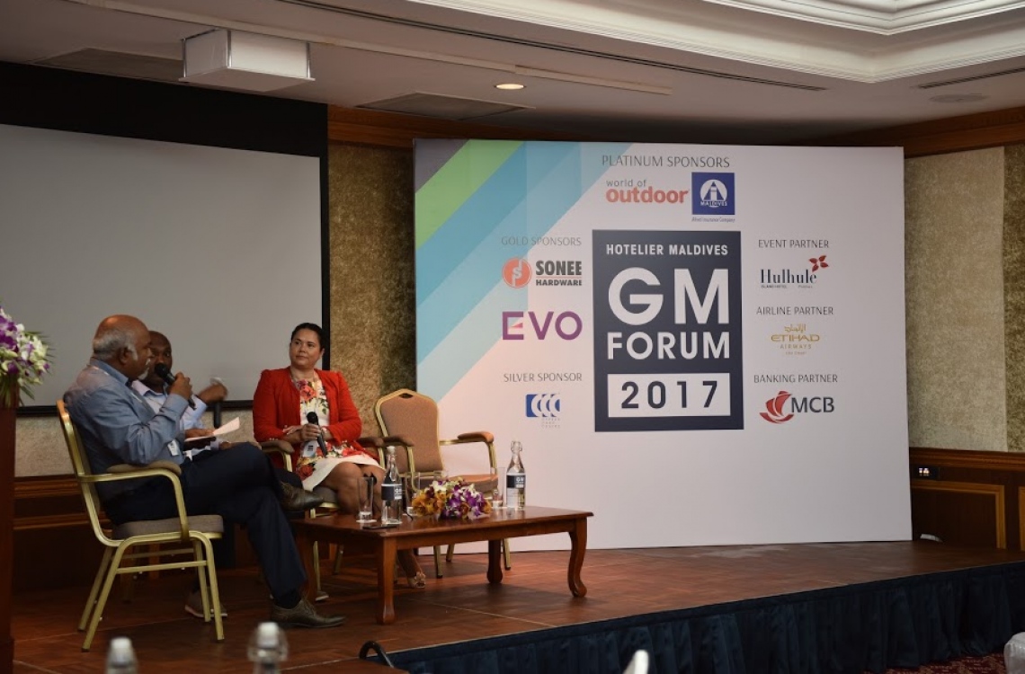 ހޮޓެލިއާ މޯލްޑިވްސް އިން އިންތިމާޒްކޮށްގެން ރިސޯޓްތަކުގެ އިސްވެރިންނަށް އަމާޒުކޮށްގެން ބާއްވާ ފޯރަމްގައި ގާނޫނީ ވަކީލު ޝަހުދީ އަންވަރު ވާހަކަދައްކަވަނީ. ފޮޓޯ: ހޮޓެލިއާ