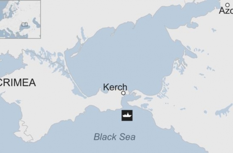 ތޫފާނެއްގައި ޖެހި ކަޅު ކަނޑަށް ކާގޯ ބޯޓެއް އަޑިއަށް