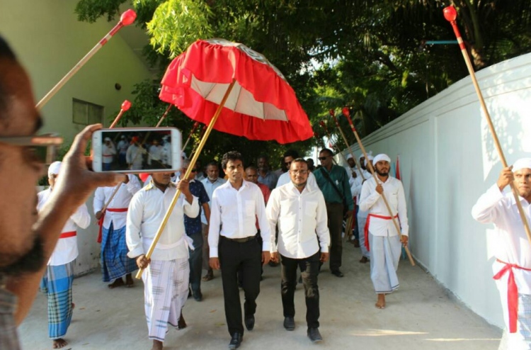 ޕްރޮޕެސަރު އުގައިލް އިނގިރޭސި ރައްޔިތުކަން ދޫކޮށްލަނީ