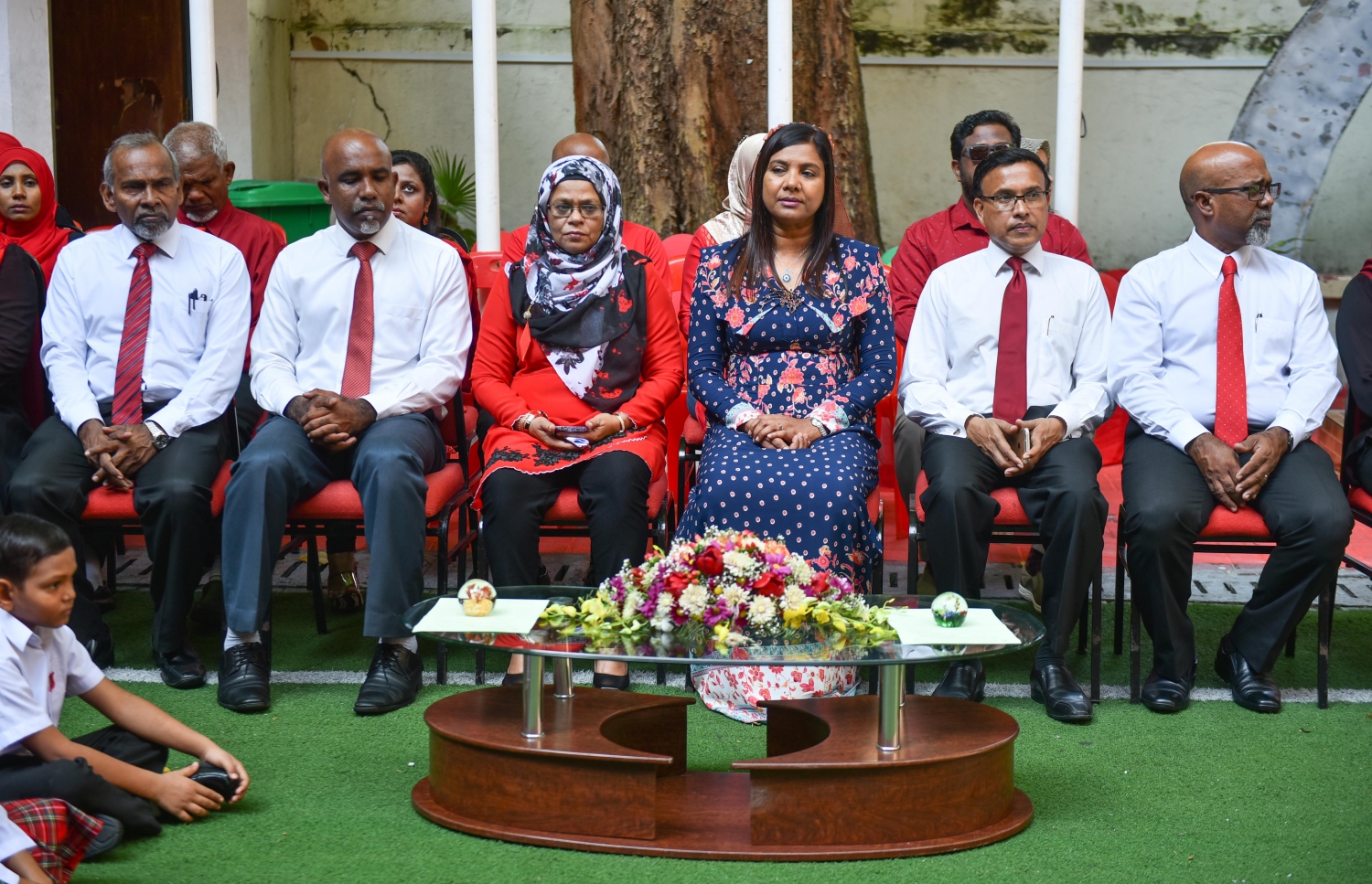 އޭޕްރީލް 20، 2017- މަޖީދިއްޔާ ސްކޫލަށް 90 އަހަރު ފުރުން ފާހަގަކުރުމުގެ ގޮތުން އެ ސްކޫލުގައި ބޭއްވި ހާއްސަ އެސެމްބްލީގައި އޭރުގެ އެޑިއުކޭޝަން މިނިސްޓަރު އާއިޝަތު ޝިހާމާއި ޕްރިންސިޕަލް އައިސްތު އަދި މިނިސްޓްރީގެ ބައެއް ވެރިން.--- ފައިލް ފޮޓޯ: މިހާރު