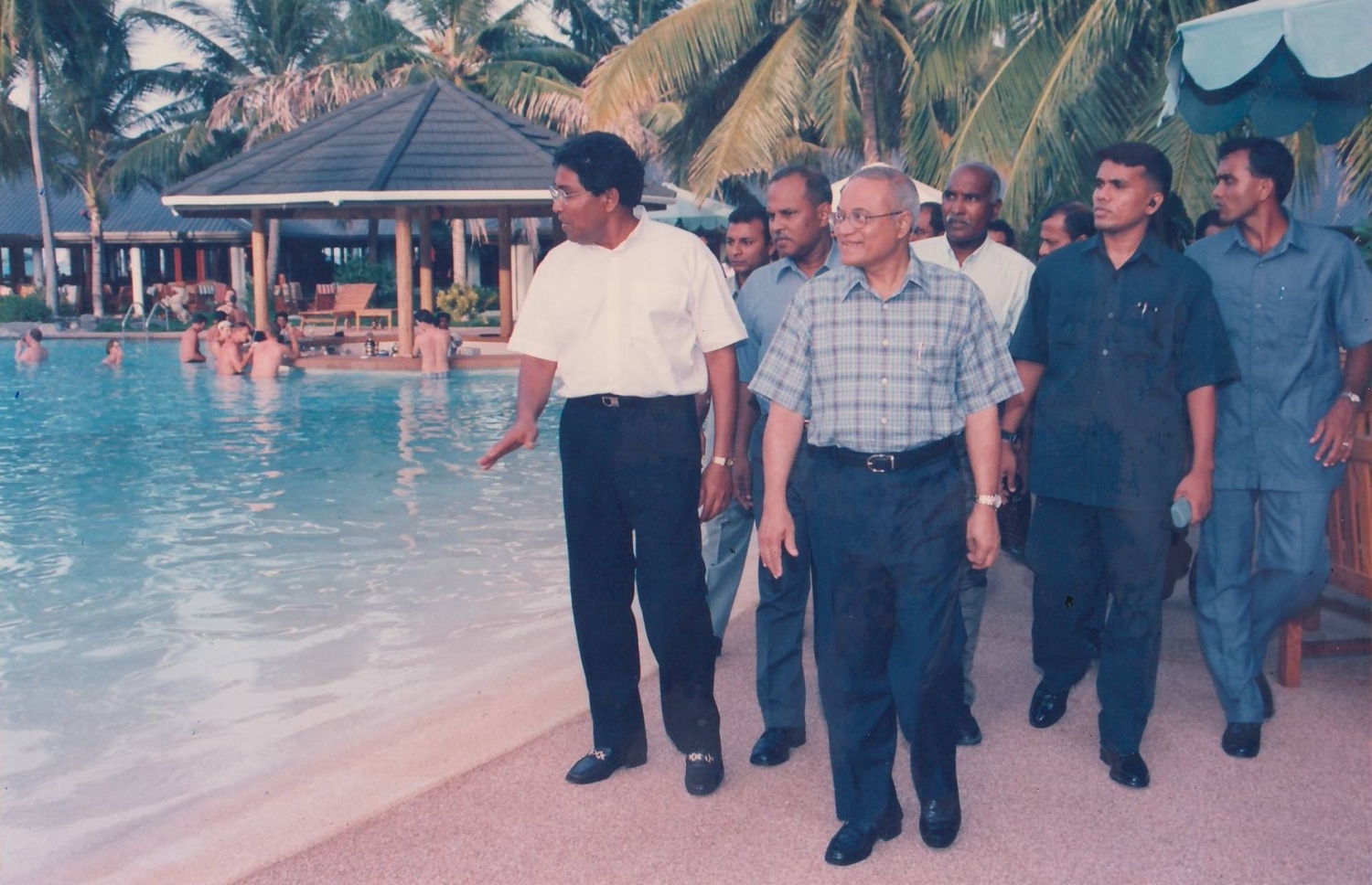 ސަން އައިލެންޑް ރިސޯޓް ހުޅުވުމުގެ ރަސްމިއްޔާތުގައި ގާސިމާ އެކު ރައީސް މައުމޫން އެ ރިސޯޓް ބައްލަވާލައްވަނީ -- ފޮޓޯ: ވިލާ ހޮޓެލްސް