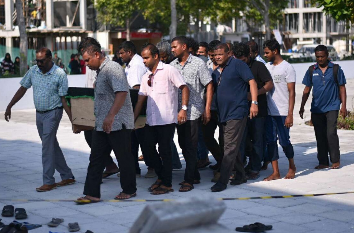 އޭޕްރީލް 23، 2017 - ހުޅުމާލޭ ސަރަހާގައި ބޭއްވި، ސޯޝަލް މީޑިއާ އެކްޓިވިސްޓް ޔާމީން ރަޝީދުގެ ޖަނާޒާގައި އޭނާގެ ހަށިގަނޑު ސަންދޯކުގައި އުފުލަނީ. -- ފޮޓޯ: ހުސެން ވަހީދު/މިހާރު