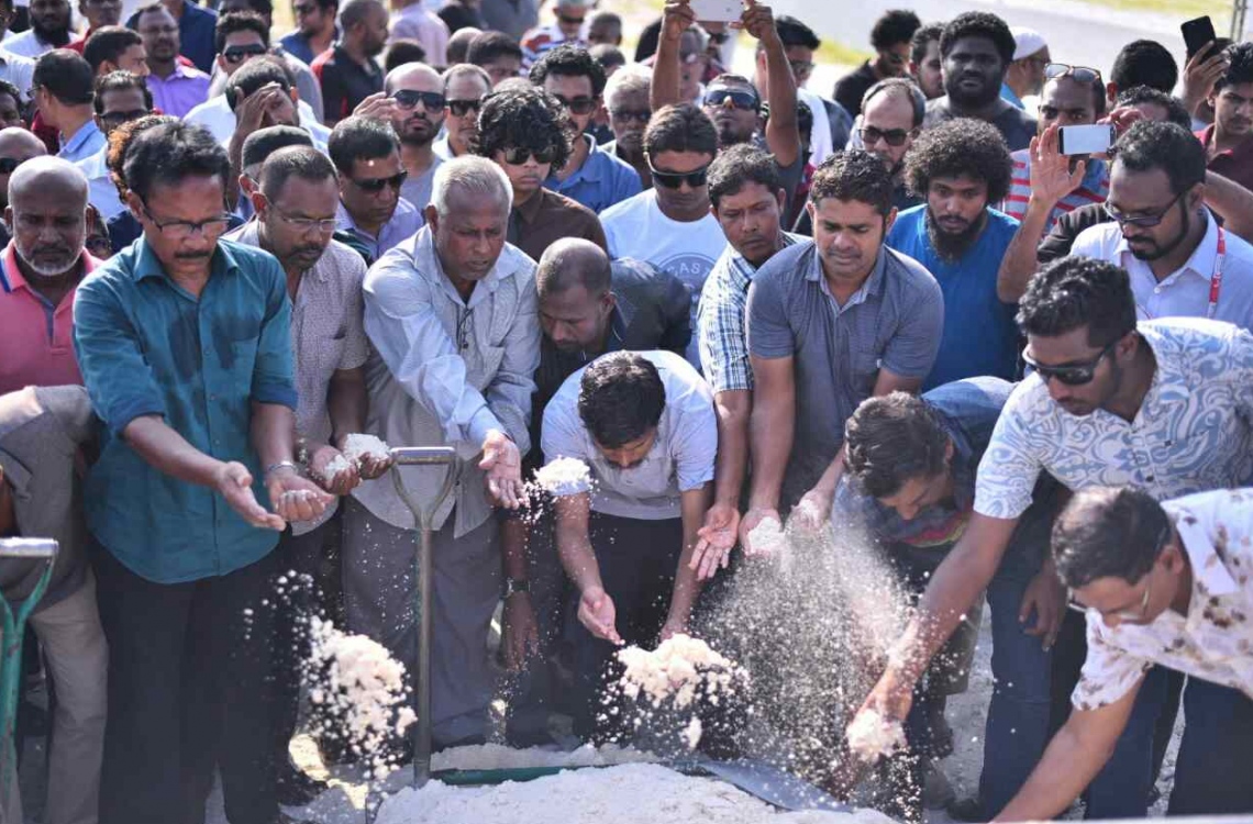 އޭޕްރީލް 23، 2017 - ހުޅުމާލޭ ސަރަހާގައި ބޭއްވި، ސޯޝަލް މީޑިއާ އެކްޓިވިސްޓް ޔާމީން ރަޝީދުގެ ޖަނާޒާގައި ބައިވެރިވި ބައެއް މީހުން ޔާމީންގެ މަހާނަ ކައިރީގައި ފަހުގެ އިހްތިރާމް އަދާކުރަނީ. -- ފޮޓޯ: ހުސެން ވަހީދު/މިހާރު