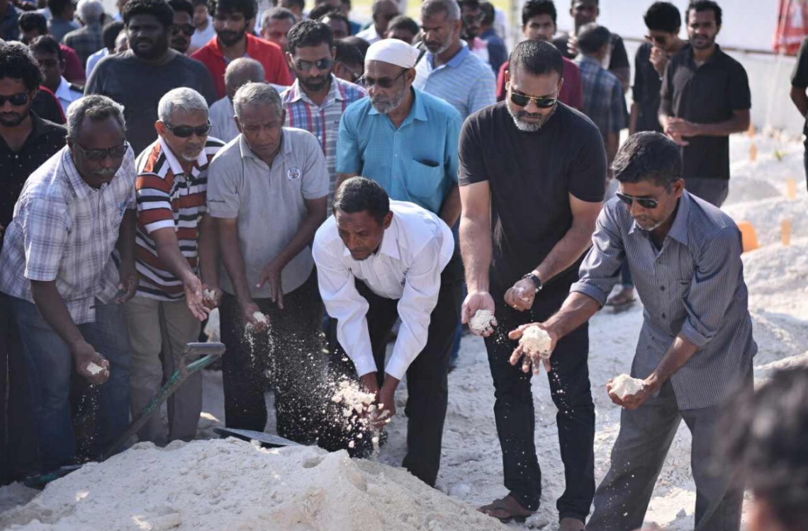 އޭޕްރީލް 23، 2017 - ހުޅުމާލޭ ސަރަހާގައި ބޭއްވި، ސޯޝަލް މީޑިއާ އެކްޓިވިސްޓް ޔާމީން ރަޝީދުގެ ޖަނާޒާގައި ބައިވެރިވި ބައެއް މީހުން ޔާމީންގެ މަހާނަ ކައިރީގައި ފަހުގެ އިހްތިރާމް އަދާކުރަނީ. -- ފޮޓޯ: ހުސެން ވަހީދު/މިހާރު