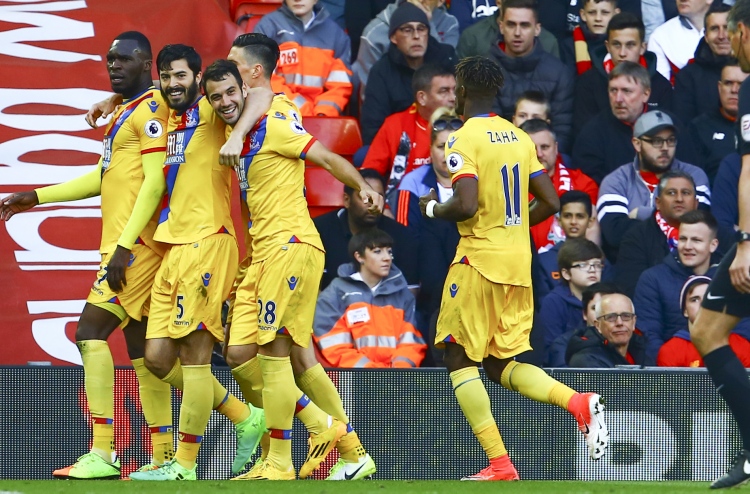 ޕެލަސް އަތުން ބަލިވެ ލިވަޕޫލް އުނދަގޫ ހާލަތަކަށް