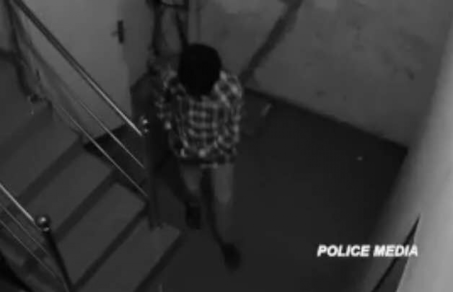 ޔާމީން ރަޝީދުގެ މަރާ ގުޅިގެން ފުލުހުން އާންމުކުރި އެއް ފޮޓޯ: މި ފޮޓޯގައި އެ ފެންނަނީ މީހަކު ޔާމީން އުޅޭ ގޭގެ ސިޑި ކައިރީގައި ހުއްޓިލައިގެން ހުރި މަންޒަރު