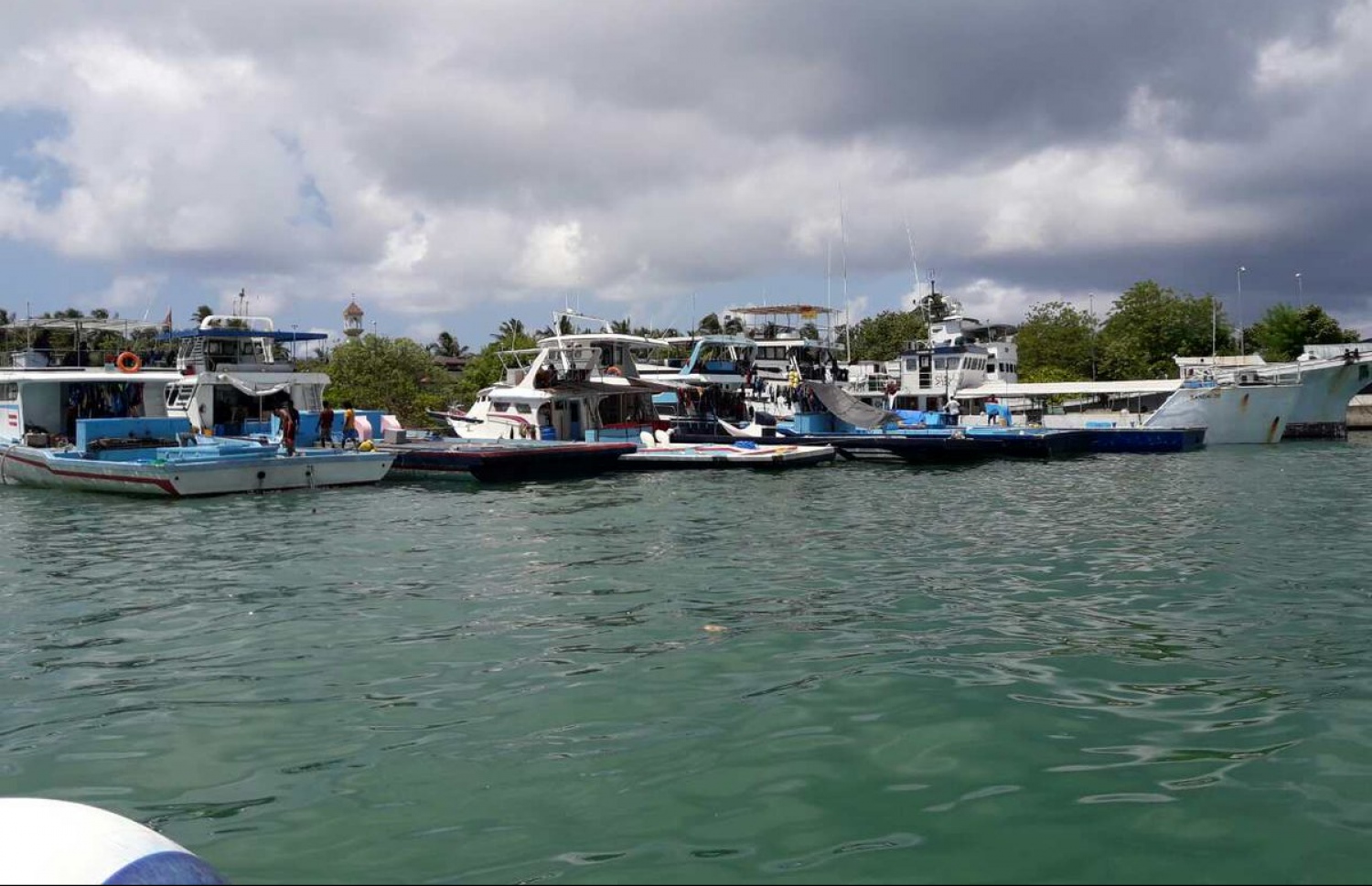 ދޯނިތަކެއް ކޫއްޑޫ ބަނދަރުގައި. - ފޮޓޯ: އެމްޕީ ސައުދު