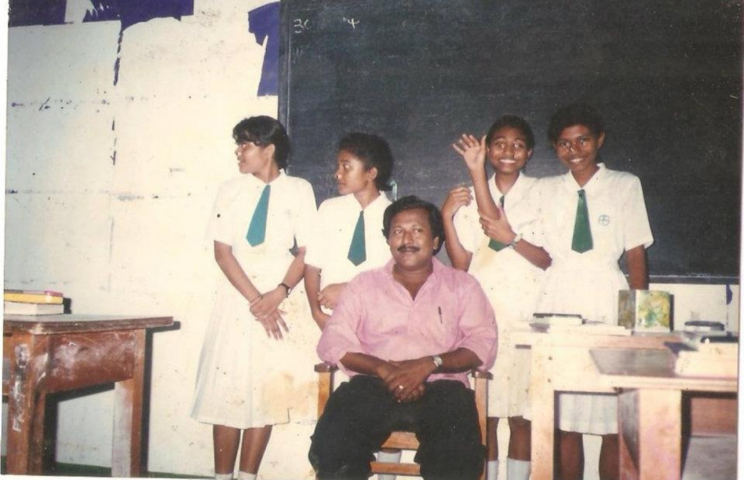 ޖޮނީ އޭނާގެ ބައެއް ދަރިވަރުންނާއެކު 1995ގައި ނަގާފައިވާ ފޮޓޯއެއް: އޭނާ ރާއްޖޭގައި ކިޔަވައިދޭތާ 23 އަހަރު ވެއްޖެ--