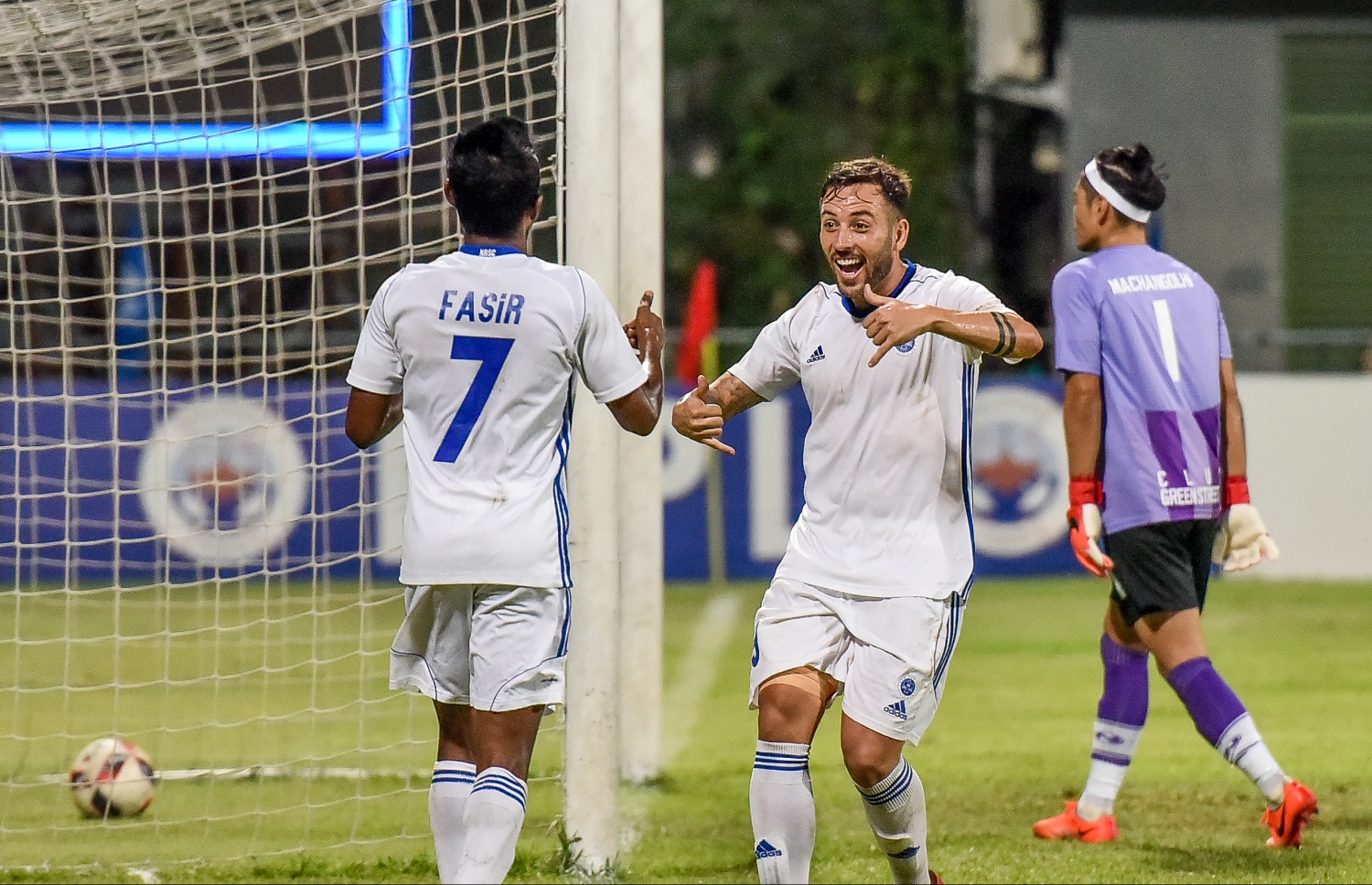 ލަނޑު ޖެހުމަށް ފަހު ގަލާޑޯ (ކ) އާއި ސެންޓޭ އުފާފާޅުކުރަނީ.-- ފޮޓޯ: ނިޝާން އަލީ/ މިހާރު