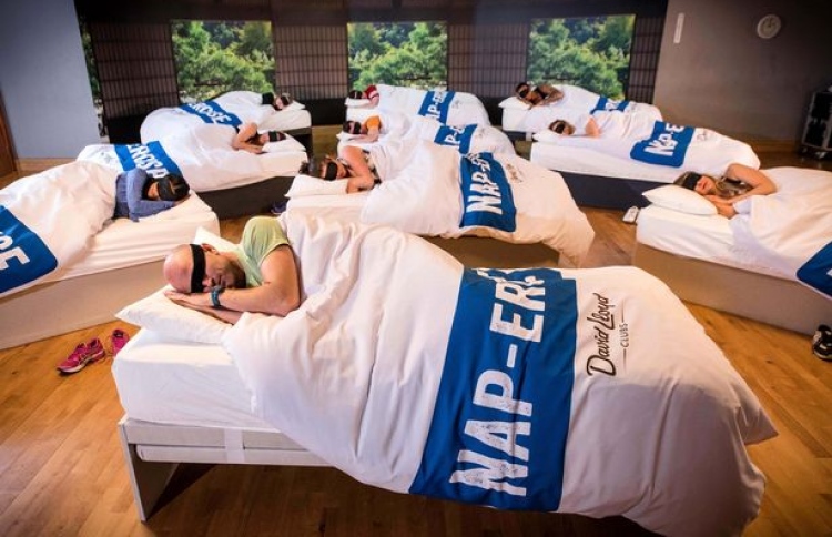 ހަމައެކަނި ނިދައިގެން ކެލޮރީޒް އަންދާ ޖިމް ކްލާހެއް