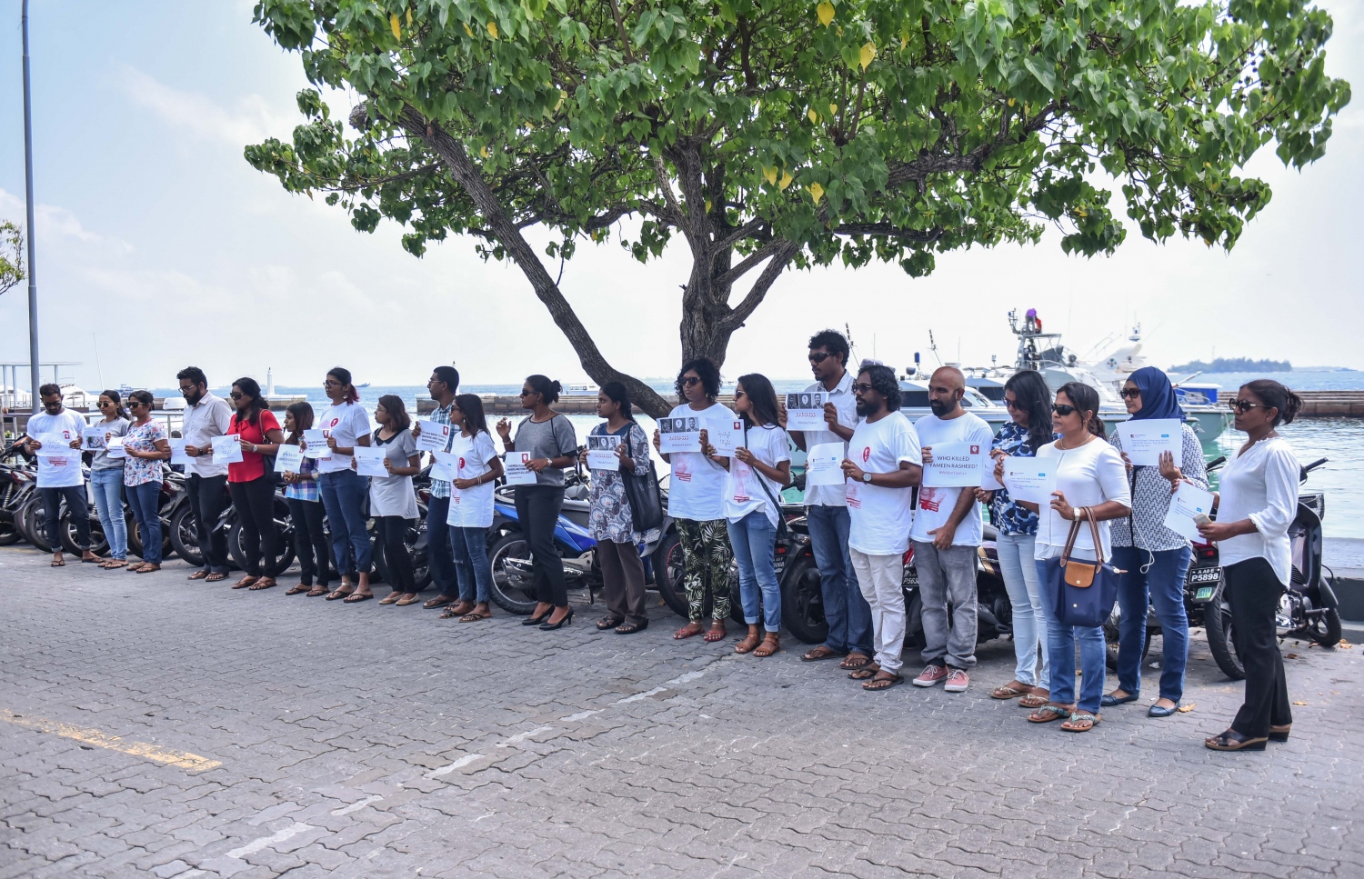 ޔާމީންގެ ތަހުގީގު އަވަސްކޮށްދޭން ގޮވާލައި ބޯޑުތައް ހިފައިގެން ހެޔޮއެދޭ ފަރާތްތަކުން ފުލުސް އޮފީސް ކައިރީގައި. --ފޮޓޯ: ހުސެއިން ވަހީދު/ މިހާރު