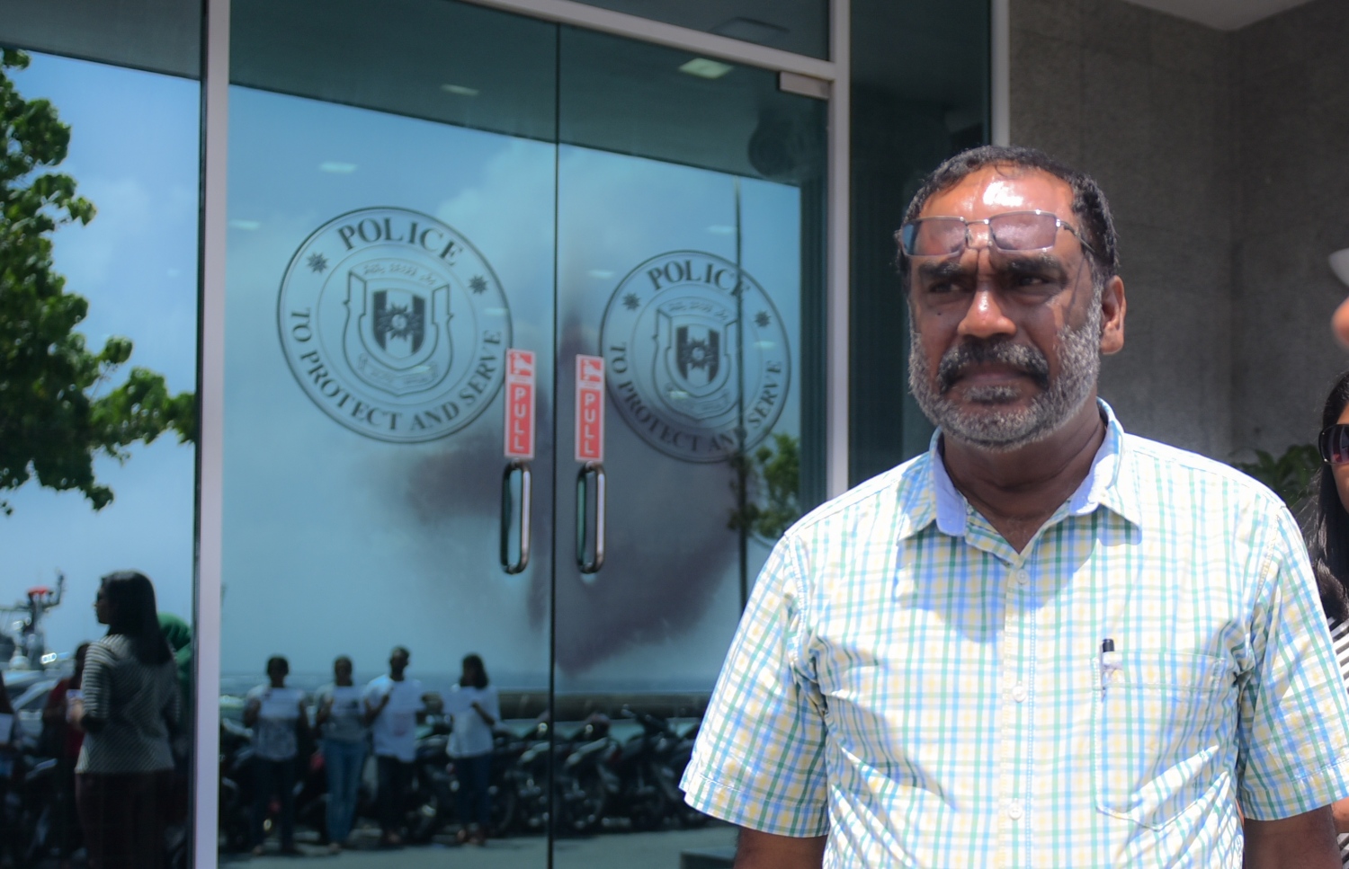 ސިޓީތައް ހުށަހެޅުމަށް ފަހު ޔާމީންގެ ބައްޕަ ފުލުސް އޮފީހުން ނިކުންނަނީ. --ފޮޓޯ: ހުސެއިން ވަހީދު/ މިހާރު