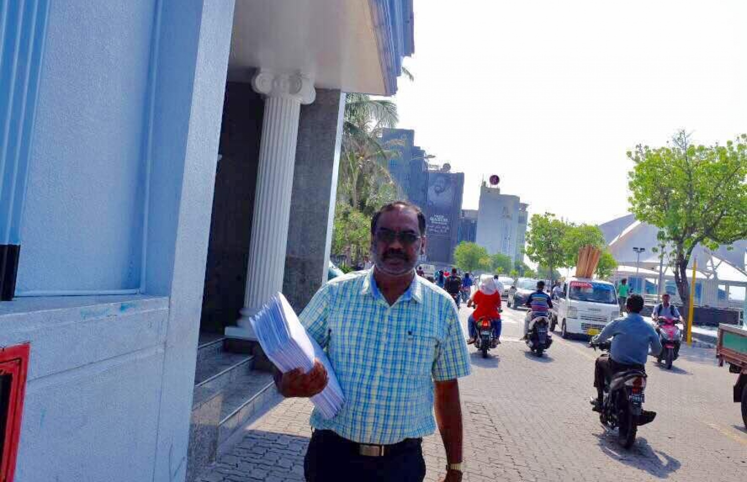 ޔާމީން ރަޝީދުގެ މައްސަލައިގެ ތަހުގީގު އަވަސްކޮށްދޭން އެދި އާއިލާއިން ފުލުސް އޮފީހަށް ހުށަހެޅި ސިިޓީތަށް ބަލައިނުގަތުމުން ޔާމީންގެ ބައްޕަ ސިޓީތަކާ އެކު ފުލުސް އޮފީސް ބޭރުގައި.-- ފޮޓޯ: ހުސެން ވަހީދު/ މިހާރު