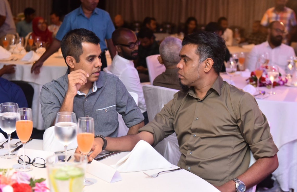 ކުޅިވަރަށް ހާއްސަކޮށްގެން "މިހާރު އެވޯޑްސް" ތައާރަފްކުރުމަށް ހޮޓެލް ޖެންގައި ބޭއްވި ހަފުލާގައި އޮލިމްޕިކް ކޮމިޓީގެ ސެކްރެޓަރީ ޖެނެރަލް އަހުމަދު މަރުޒޫގު (ކ) އާއި ތިންކް އެޑްވަޓައިޒިންގެ ސީއީއޯ އަދީލް އިސްމާއިލް ބައިވެރިވަނީ: މުޅިން އަލަށް ފަށާ މި އެވޯޑްގައި ކުޅިވަރުގެ އެކި ދާއިރާތަކުން 24 އެވޯޑެއް ދޭއިރު މިއީ ރާއްޖޭގައި އެންމެ ފުޅާ ދާއިރާއެއްގައި ދޭ ކުޅިވަރު އެވޯޑަށް ވާނެ. -- ފޮޓޯ: ނިޝާން އަލީ / މިހާރު