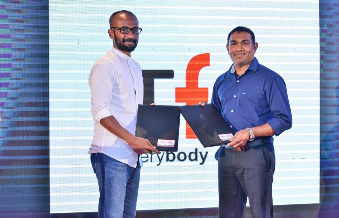 މިހާރު އެވޯޑްސްގެ އެސޯސިއޭޓް ޕާޓްނަރު ޓީއެފްޖީގެ ސީއީއޯ ހުސެއިން ޒިނާން (ވ) އާއި މިހާރުގެ ސީއީއޯ ރިއްފަތު މުހައްމަދު އެއްބަސްވުން ބަދަލުކުރައްވަނީ. --ފޮޓޯ: ނިޝާން އަލީ/ މިހާރު