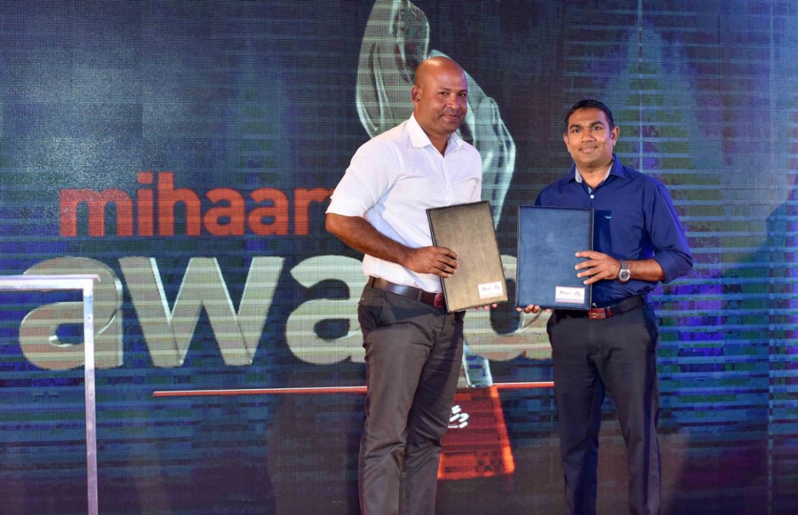 "މިހާރު އެވޯޑްސް" ގެ މީޑިއާ ޕާޓްނަރު ވީމީޑިއާގެ ހެޑް އޮފް ސޭލްސް އެންޑް މާކެޓިން މުހައްމަދު ނަދީމް (ވ) އާއި މިހާރުގެ ސީއީއޯ ރިއްފަތު މުހައްމަދު އެއްބަސްވުން ބަދަލުކުރައްވަނީ: މުޅިން އަލަށް ފަށާ މި އެވޯޑްގައި ކުޅިވަރުގެ އެކި ދާއިރާތަކުން 24 އެވޯޑެއް ދޭއިރު މިއީ ރާއްޖޭގައި އެންމެ ފުޅާ ދާއިރާއެއްގައި ދޭ ކުޅިވަރު އެވޯޑަށް ވާނެ. -- ފޮޓޯ: ނިޝާން އަލީ / މިހާރު