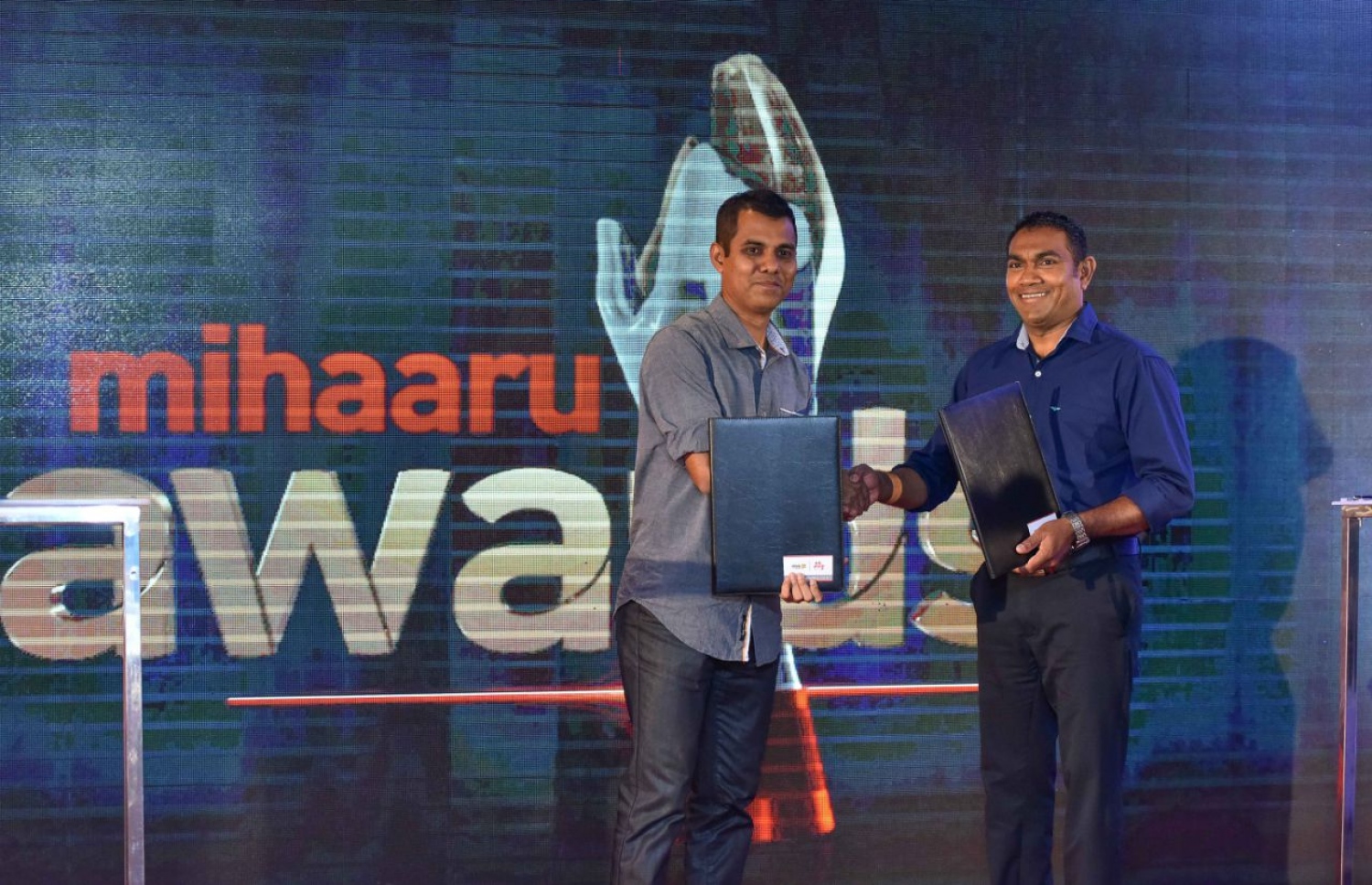 "މިހާރު އެވޯޑްސް" ފަރުމާކޮށް މާކެޓްކުރުމުގެ ޒިންމާ އުފުލާ ތިންކް އެޑްވަޓައިޒިންގެ ސީއީއޯ އަދީލް އިސްމާއިލް (ވ) އާއި މިހާރުގެ ސީއީއޯ ރިއްފަތު މުހައްމަދު އެއްބަސްވުން ބަދަލުކުރައްވަނީ