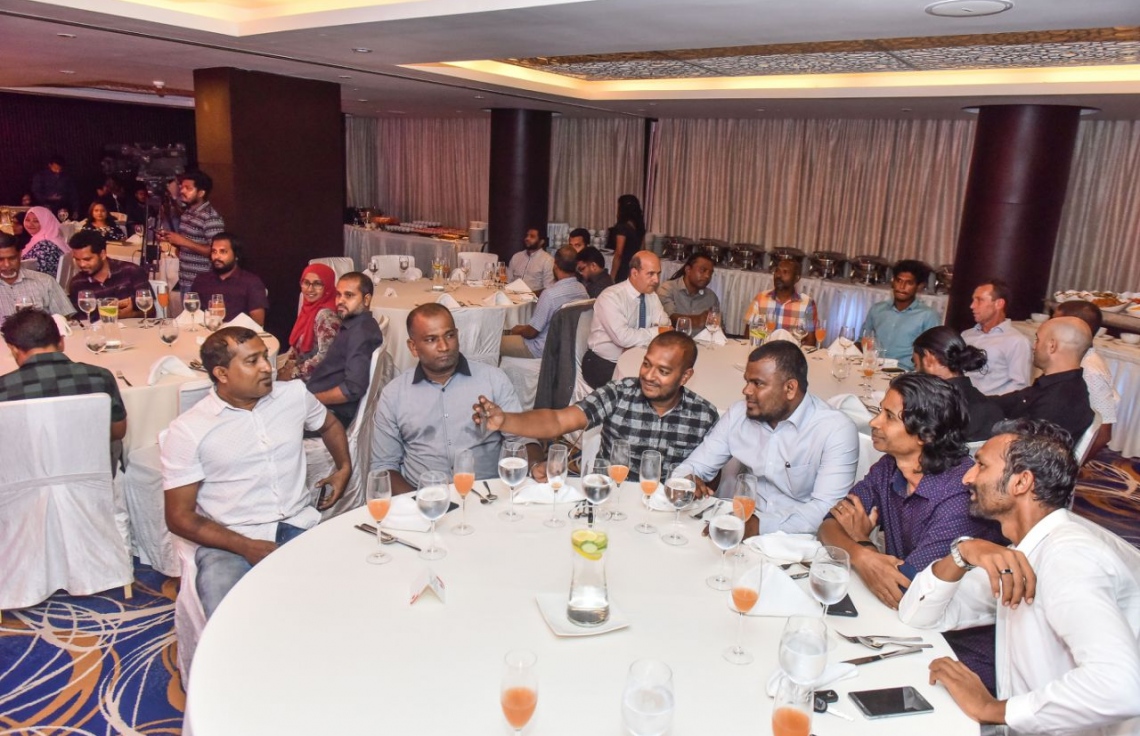 ކުޅިވަރަށް ހާއްސަކޮށްގެން "މިހާރު އެވޯޑްސް" ތައާރަފްކުރުމަށް ހޮޓެލް ޖެންގައި ބޭއްވި ހަފުލާ. މުޅިން އަލަށް ފަށާ މި އެވޯޑްގައި ކުޅިވަރުގެ އެކި ދާއިރާތަކުން 24 އެވޯޑެއް ދޭއިރު މިއީ ރާއްޖޭގައި އެންމެ ފުޅާ ދާއިރާއެއްގައި ދޭ ކުޅިވަރު އެވޯޑަށް ވާނެ. -- ފޮޓޯ: ނިޝާން އަލީ / މިހާރު