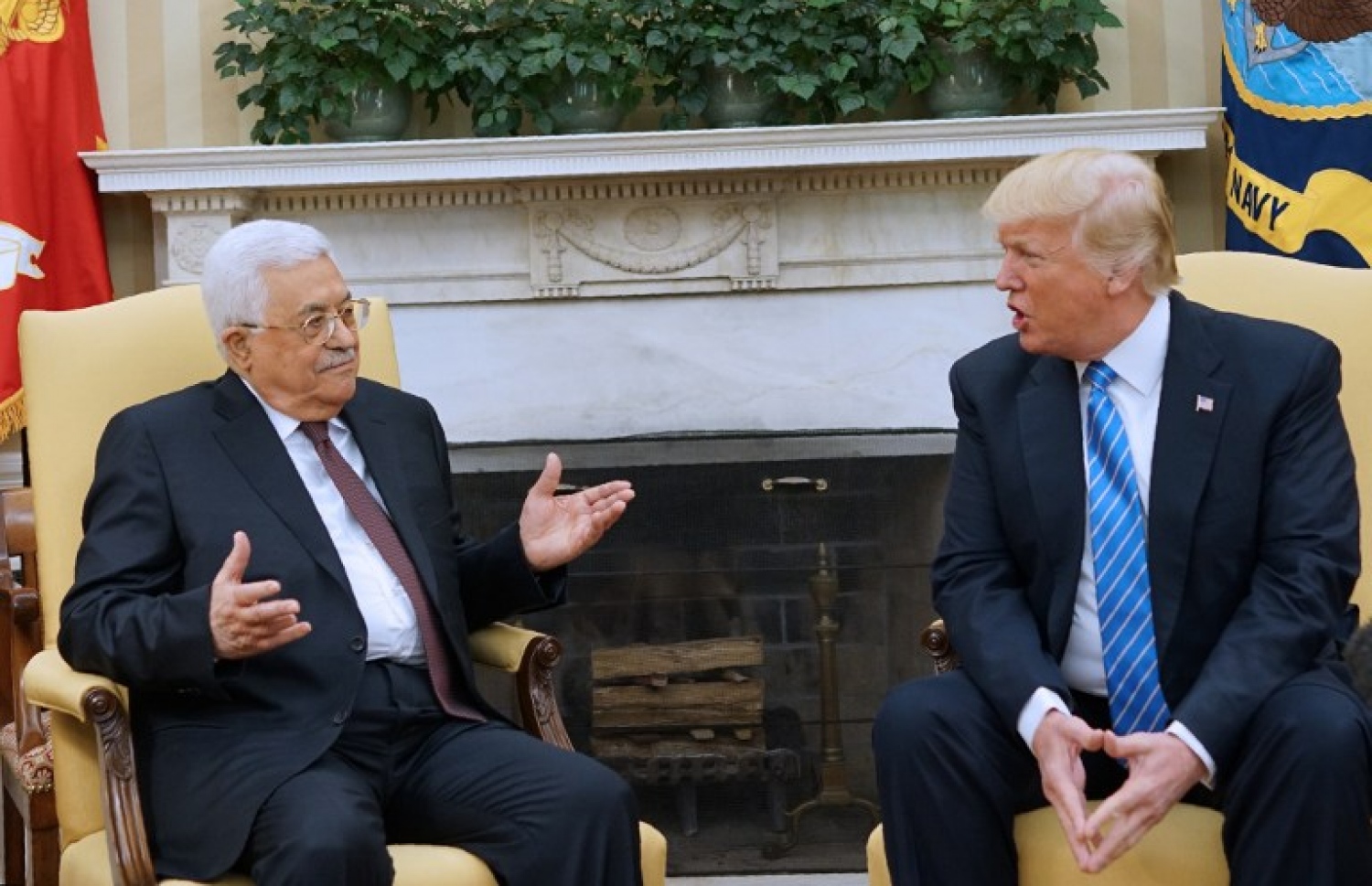 ފަލަސްތީނުގެ ރައީސް މަހްމޫދު އައްބާސްއާ އެމެރިކާގެ ރައީސް ޑޮނަލްޑް ޓްރަމްޕް ވައިޓް ހައުސްގައި ބައްދަލު ކުރައްވަނީ. --ފޮޓޯ:އޭއެފްޕީ