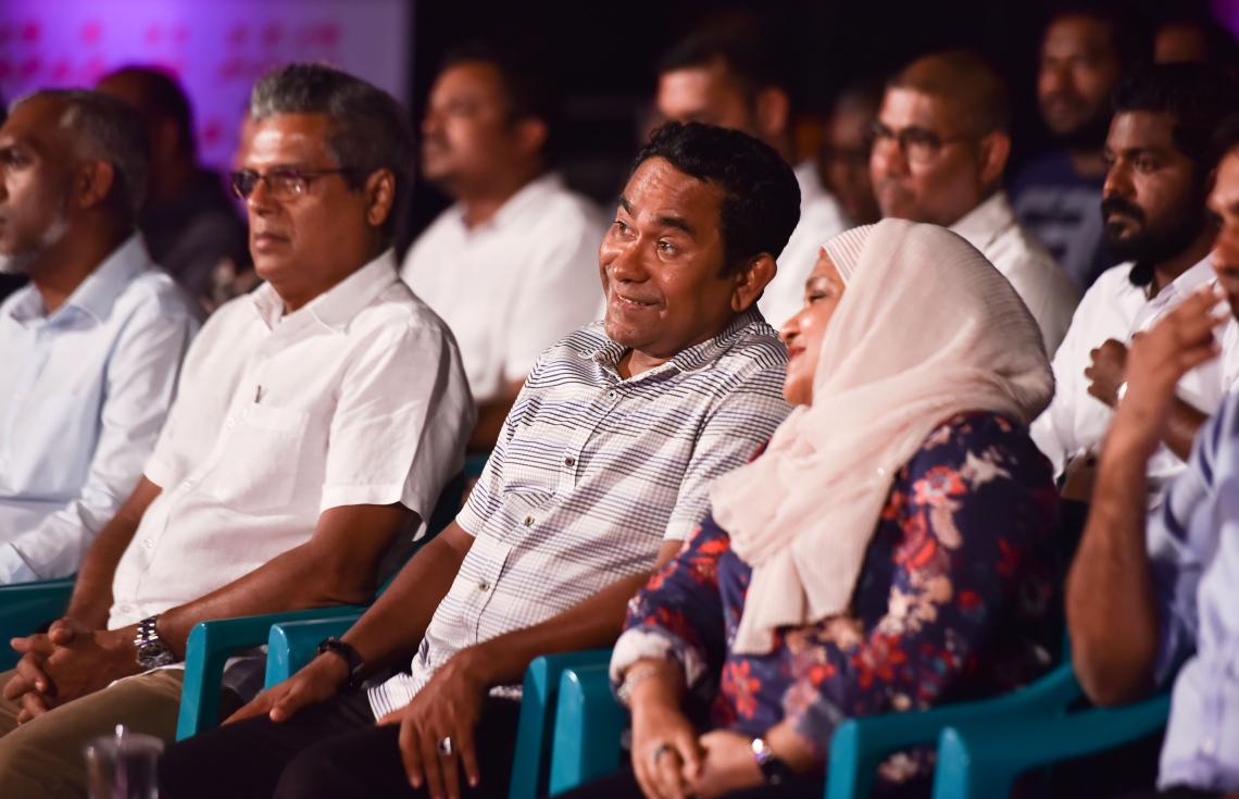 މާލެ: މޭ 4، 2017- ލޯކަލް ކައުންސިލްތަކުގެ އިންތިޚާބުގެ ކެމްޕެއިނާ ގުޅިގެން، ވެރިކަން ކުރާ ޕީޕީއެމުން މާލޭގައި ބޭއްވި ފަހު ޖަލްސާގައި ރައީސް ޔާމީންގެ ދެކަނބަލުން ބައިވެރިވެވަޑައިގަންނަވަނީ.---މިހާރު ފޮޓޯ: ހުސެއިން ވަހީދު