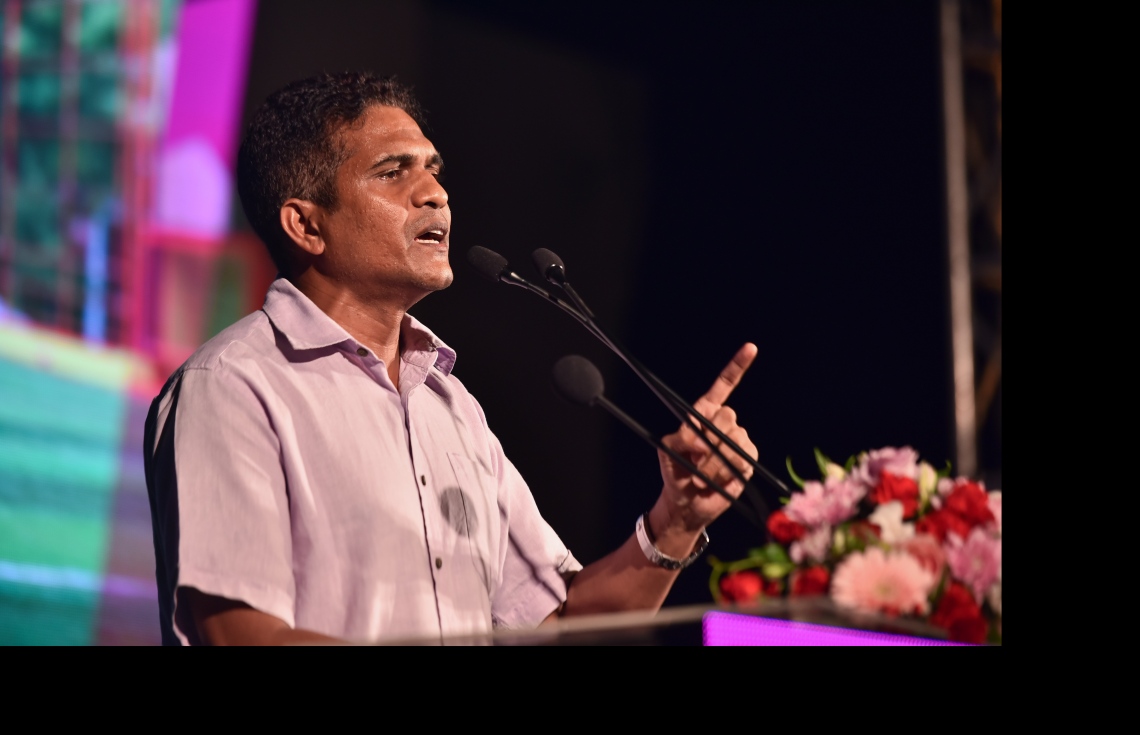 މާލެ: މޭ 4، 2017- ލޯކަލް ކައުންސިލްތަކުގެ އިންތިޚާބުގެ ކެމްޕެއިނާ ގުޅިގެން، ވެރިކަން ކުރާ ޕީޕީއެމުން މާލޭގައި ބޭއްވި ފަހު ޖަލްސާގައި، އެ ޕާޓީގެ ޕާލަމެންޓްރީ ގުރޫޕުގެ ލީޑަރު އަދި ވިލިމާލެ ދާއިރާގެ މެމްބަރު އަހުމަދު ނިހާން ވާހަކަ ދައްކަވަނީ.---މިހާރު ފޮޓޯ: ހުސެއިން ވަހީދު