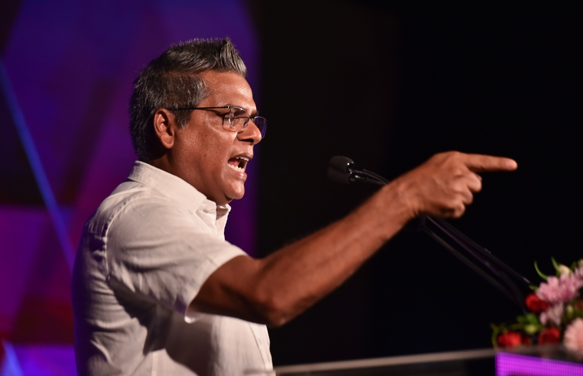 މާލެ: މޭ 4، 2017- ލޯކަލް ކައުންސިލްތަކުގެ އިންތިޚާބުގެ ކެމްޕެއިނާ ގުޅިގެން، ވެރިކަން ކުރާ ޕީޕީއެމުން މާލޭގައި ބޭއްވި ފަހު ޖަލްސާގައި ރައްޔިތުންގެ މަޖިލިހުގެ ނައިބު ރައީސް އަދި އިދިކޮޅު އެމްޑީޕީގެ ކުރީގެ އިސް މެމްބަރު މޫސާ މަނިކު ވާހަކަ ދައްކަވަނީ: މިއީ ޕީޕީއެމްގެ ޖަލްސާއެއްގައި މޫސަ ބައިވެރިވެވަޑައިގެންނެވި ފުރަތަމަ ފަހަރު.---މިހާރު ފޮޓޯ: ހުސެއިން ވަހީދު