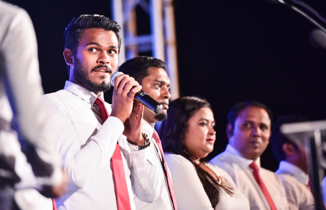 މާލެ: މޭ 4، 2017- ލޯކަލް ކައުންސިލްތަކުގެ އިންތިޚާބުގައި މާލޭ ސިޓީ ކައުންސިލަށް، ވެރިކަން ކުރާ ޕީޕީއެމުން ކުރިމަތިލެއްވި ބައެއް ކެންޑިޑޭޓުން، ކެމްޕެއިންގެ ފަހު ޖަލްސާގައި.---މިހާރު ފޮޓޯ: ހުސެއިން ވަހީދު