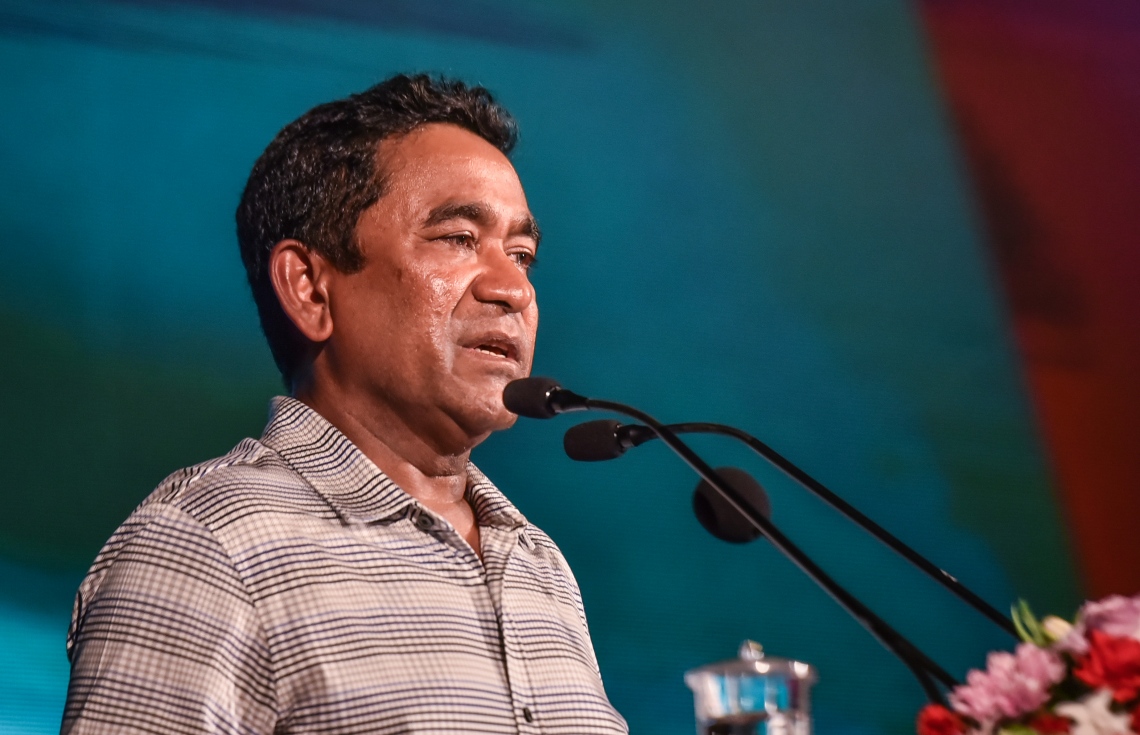 މާލެ: މޭ 4، 2017- ލޯކަލް ކައުންސިލްތަކުގެ އިންތިޚާބުގެ ކެމްޕެއިނާ ގުޅިގެން، ވެރިކަން ކުރާ ޕީޕީއެމުން ބޭއްވި ޖަލްސާގައި އެ ޕާޓީގެ މުސްތަޝާރު އަދި ރައީސް ޔާމީން ވާހަކަފުޅު ދައްކަވަނީ.---މިހާރު ފޮޓޯ: ހުސެއިން ވަހީދު