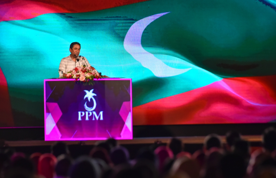 މާލެ: މޭ 4، 2017- ލޯކަލް ކައުންސިލްތަކުގެ އިންތިޚާބުގެ ކެމްޕެއިނާ ގުޅިގެން، ވެރިކަން ކުރާ ޕީޕީއެމުން ބޭއްވި ޖަލްސާގައި އެ ޕާޓީގެ މުސްތަޝާރު އަދި ރައީސް ޔާމީން ވާހަކަފުޅު ދައްކަވަނީ.---މިހާރު ފޮޓޯ: ހުސެއިން ވަހީދު