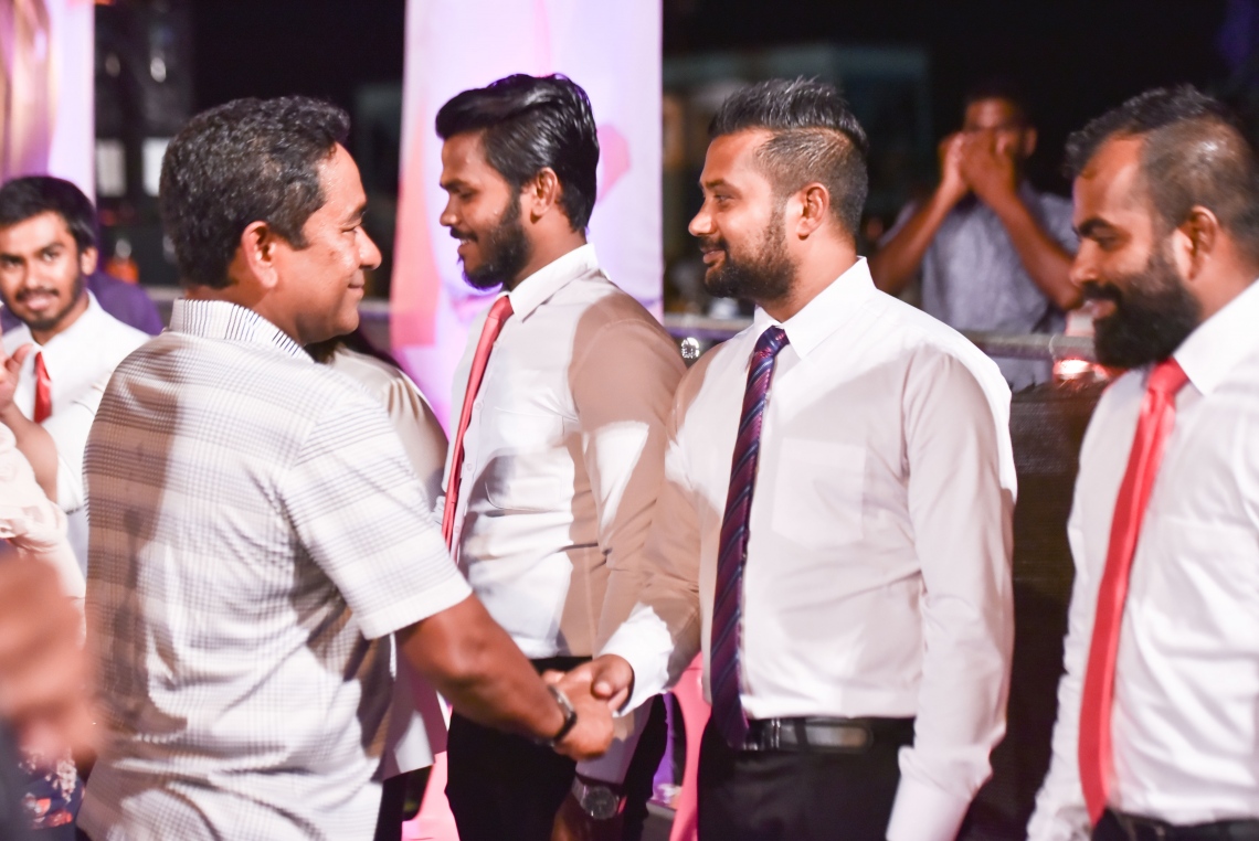 މާލެ: މޭ 4، 2017- ލޯކަލް ކައުންސިލްތަކުގެ އިންތިޚާބުގެ ކެމްޕެއިނާ ގުޅިގެން، ވެރިކަން ކުރާ ޕީޕީއެމުން މާލޭގައި ބޭއްވި ފަހު ޖަލްސާގައި، މާލޭ ސިޓީ ކައުންސިލަށް އެ ޕާޓީން ވާދަކުރައްވާ ކެންޑިޑޭޓުންނާ ރައީސް ޔާމީން ސަލާމް ކުރައްވަނީ---މިހާރު ފޮޓޯ: ހުސެއިން ވަހީދު