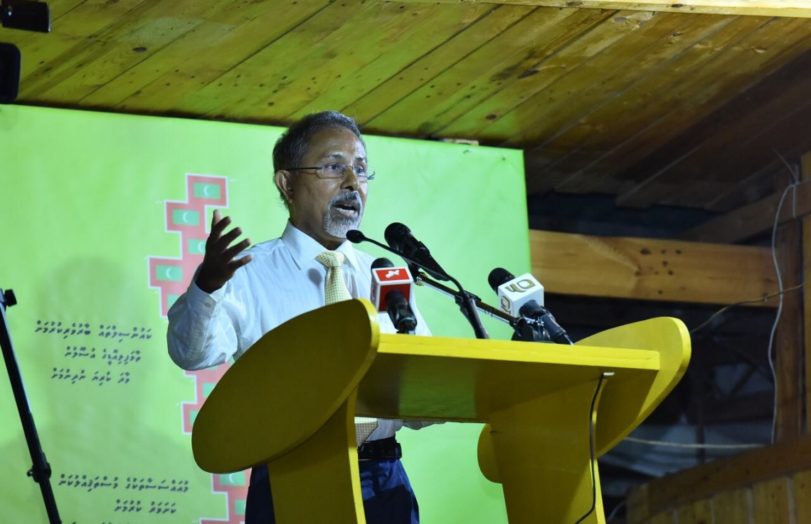 މާލެ: މޭ 4، 2017- ލޯކަލް ކައުންސިލްތަކުގެ އިންތިޚާބުގެ ކެމްޕެއިނާ ގުޅިގެން އިދިކޮޅު އެމްޑީޕީން މާލޭގައި ބޭއްވި ފަހު ޖަލްސާގައި އެމްޑީޕީގެ ސަރުކާރުގެ މިނިސްޓަރުކަން ކުރެއްވި ޑރ. މުސްތަފާ ލުތުފީ ވާހަކަ ދައްކަވަނީ.---މިހާރު ފޮޓޯ: ނިޝާން އަލީ