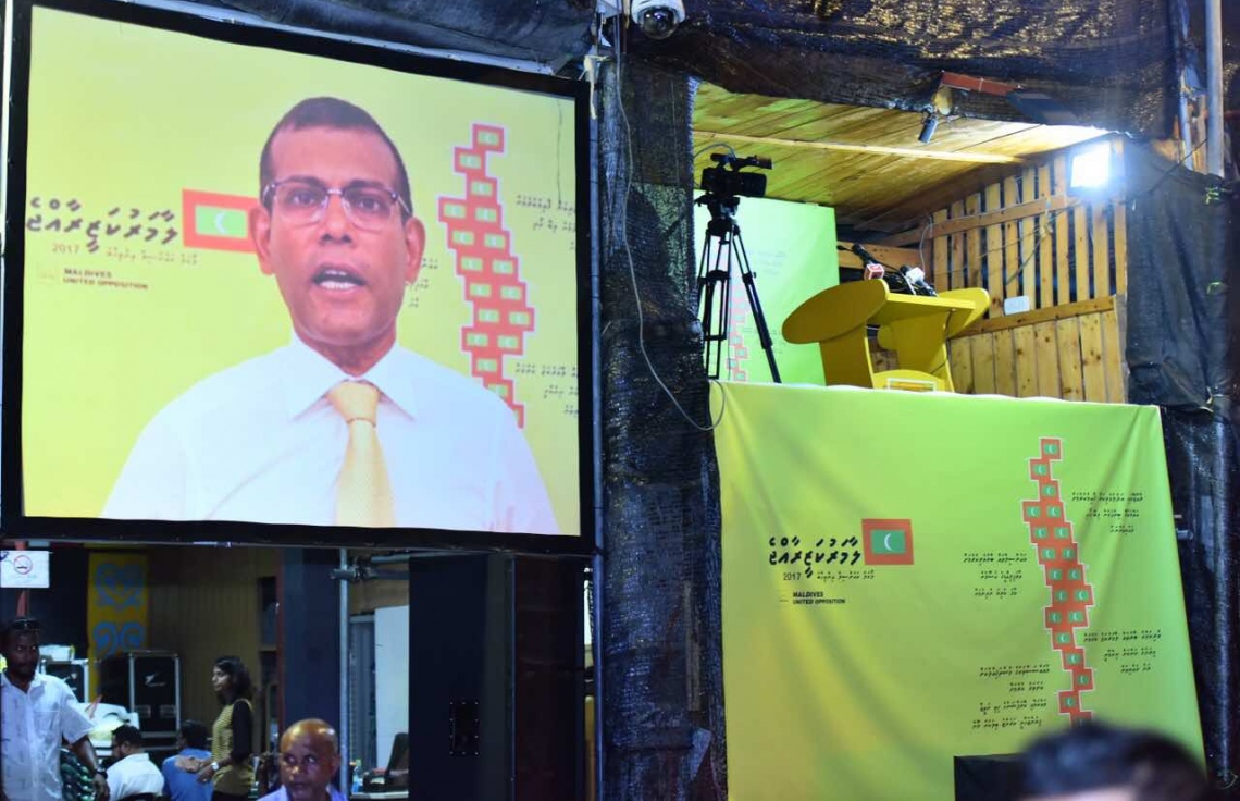 މާލެ: މޭ 4، 2017- ލޯކަލް ކައުންސިލްތަކުގެ އިންތިޚާބުގެ ކެމްޕެއިނާ ގުޅިގެން އިދިކޮޅު އެމްޑީޕީން މާލޭގައި ބޭއްވި ފަހު ޖަލްސާގައި ކުރީގެ ރައީސް މުހައްމަދު ނަޝީދުގެ ވީޑިއޯ މެސެޖެއް އިއްވަނީ.---މިހާރު ފޮޓޯ: ނިޝާން އަލީ