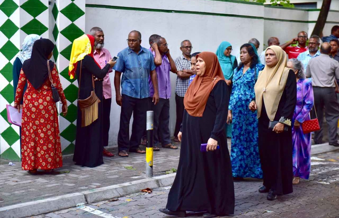 މާލެ: މޭ 6، 2017: ލޯކަލް ކައުންސިލް އިންތިހާބުގައި ވޯޓު ލުމަށް ބަޔަކު ކިޔޫގައި މަޑުކޮށްލައިގެން.-- ފޮޓޯ: ނިޝާން އަލީ/ މިހާރު