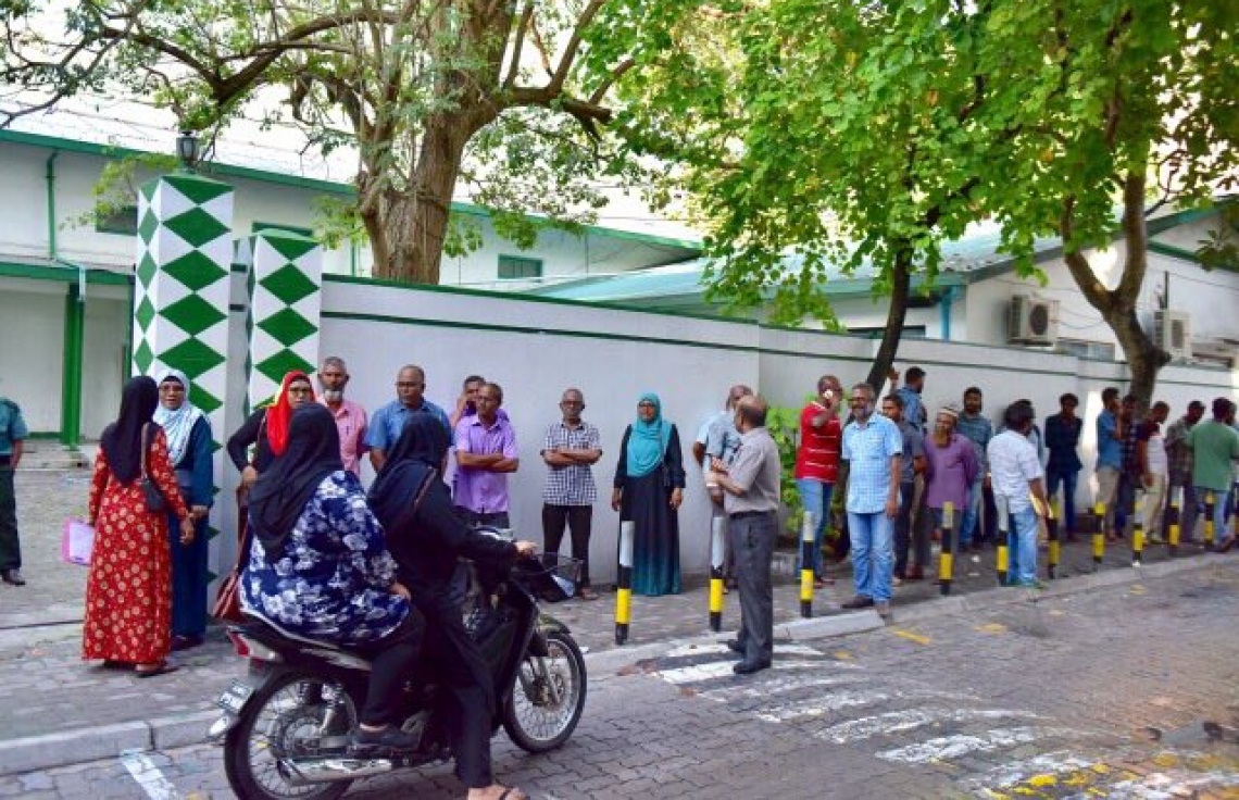 މާލެ: މޭ 6، 2017: ލޯކަލް ކައުންސިލް އިންތިހާބުގައި ވޯޓު ލުމަށް ބަޔަކު ކިޔޫގައި މަޑުކޮށްލައިގެން.-- ފޮޓޯ: ނިޝާން އަލީ/ މިހާރު