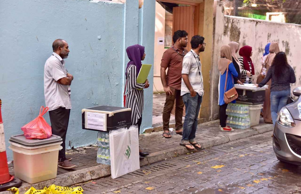 މާލެ: މޭ 6، 2017: ލޯކަލް ކައުންސިލް އިންތިހާބުގެ ވޯޓުފޮށިތަށް ކާރި އޮފިޝަލުން މަޑުކޮށްލައިގެން.-- ފޮޓޯ: ނިޝާން އަލީ/ މިހާރު