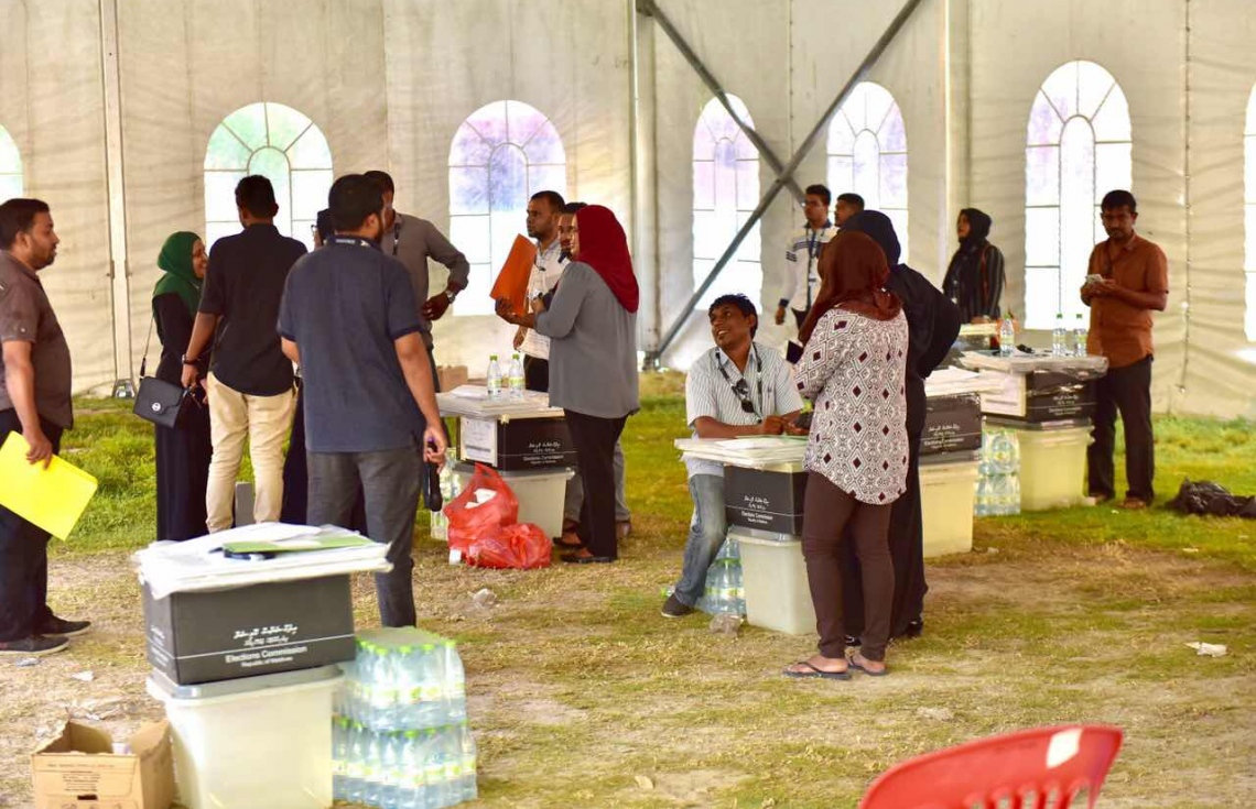 މާލެ: މޭ 6، 2017: ލޯކަލް ކައުންސިލް އިންތިހާބުގެ ވޯޓު ފޮށިތަށް ކާރި އޮފިޝަލުން މަޑުކޮށްލައިގެން.-- ފޮޓޯ: ނިޝާން އަލީ/ މިހާރު