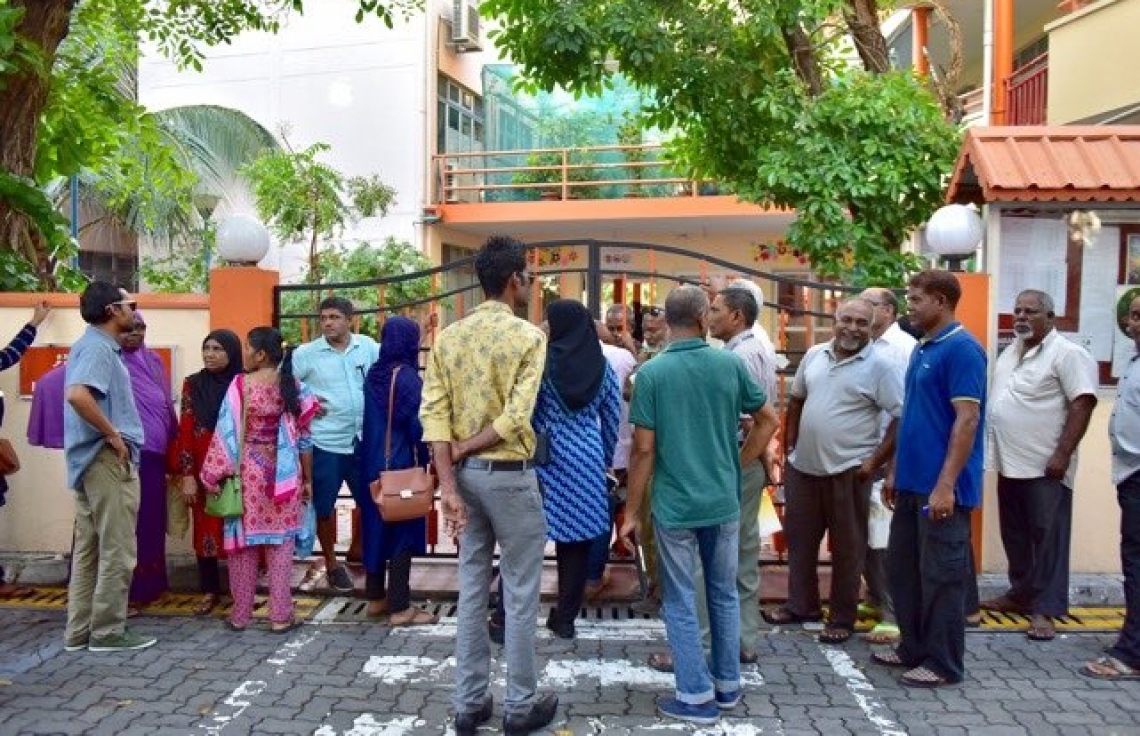 މާލެ: މޭ 6، 2017: ލޯކަލް ކައުންސިލް އިންތިހާބުގައި ވޯޓު ލުމަށް ބަޔަކު ކިޔޫގައި މަޑުކޮށްލައިގެން.-- ފޮޓޯ: ނިޝާން އަލީ/ މިހާރު