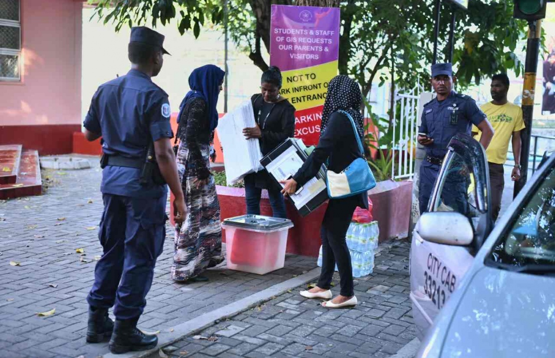 މާލެ: މޭ 6، 2017: ލޯކަލް ކައުންސިލް އިންތިހާބުގެ ވޯޓުފޮށިތަށް ކާރި އޮފިޝަލުންނާއި ފުލުހުން މަޑުކޮށްލައިގެން.-- ފޮޓޯ: ނިޝާން އަލީ/ މިހާރު