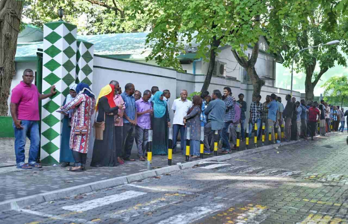 މާލެ: މޭ 6، 2017: ލޯކަލް ކައުންސިލް އިންތިހާބުގައި ވޯޓު ލުމަށް ބަޔަކު ކިޔޫގައި މަޑުކޮށްލައިގެން.-- ފޮޓޯ: ނިޝާން އަލީ/ މިހާރު