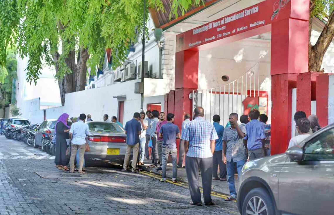 މާލެ: މޭ 6، 2017: ލޯކަލް ކައުންސިލް އިންތިހާބުގައި ވޯޓު ލުމަށް ބަޔަކު ކިޔޫގައި މަޑުކޮށްލައިގެން.-- ފޮޓޯ: ނިޝާން އަލީ/ މިހާރު